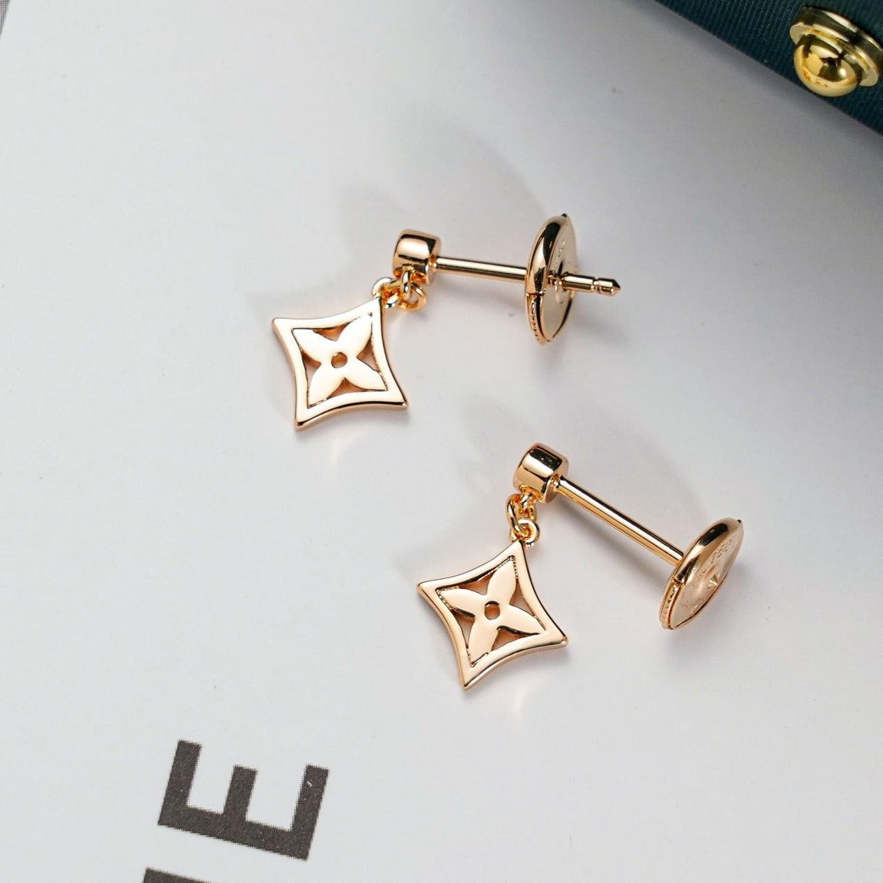 Louis Vuitton STAR EARRINGS GOLD - Image 2