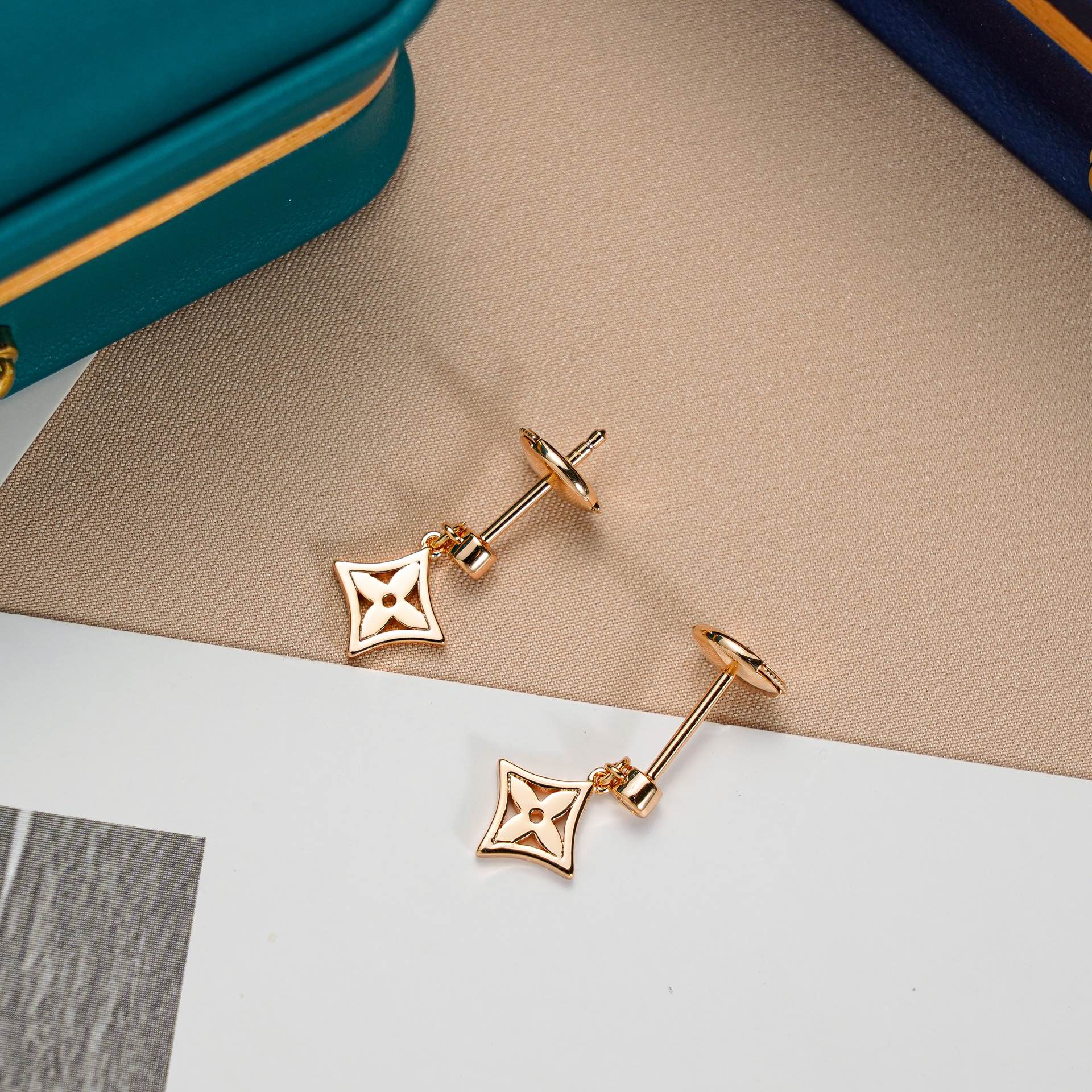 Louis Vuitton STAR EARRINGS GOLD - Image 5