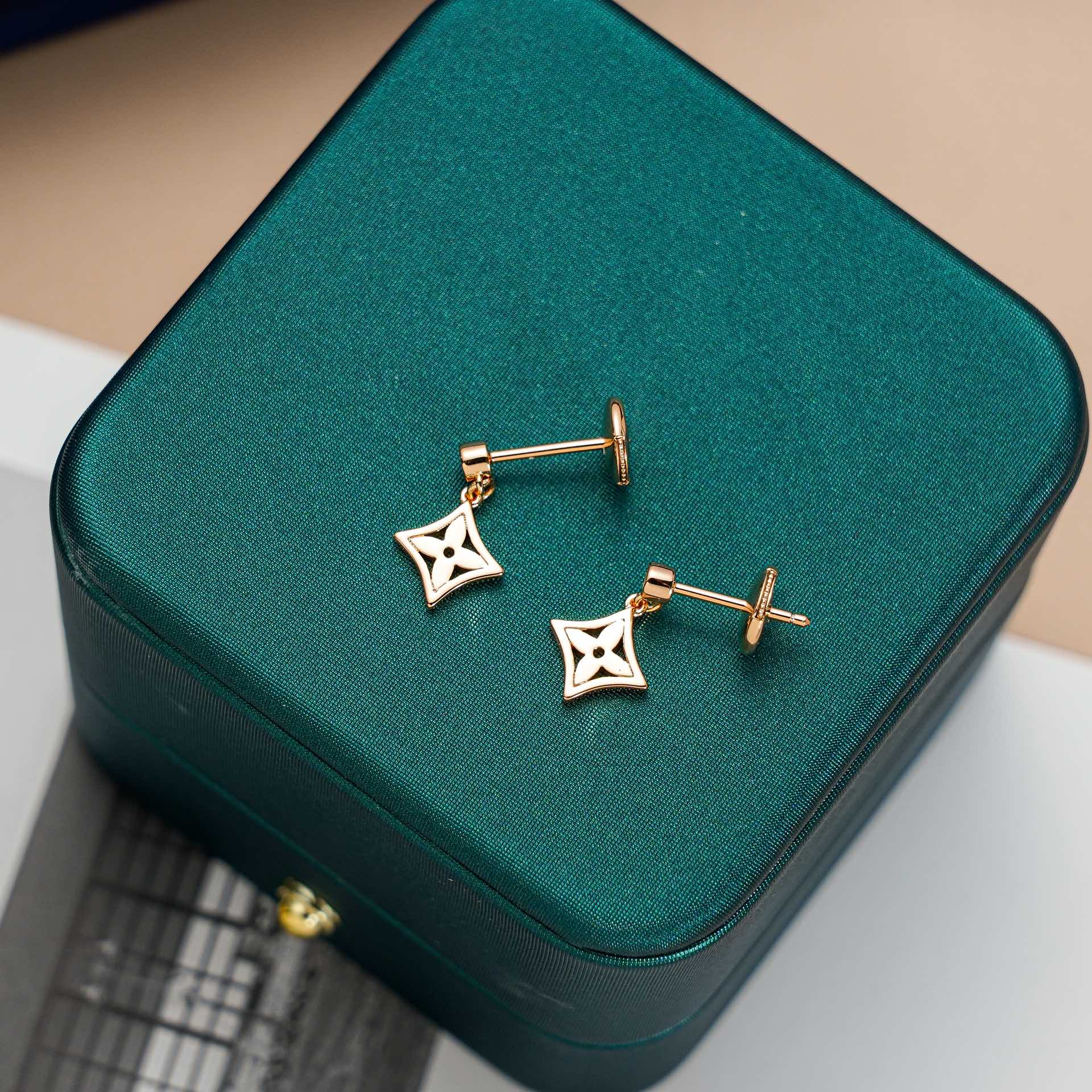 Louis Vuitton STAR EARRINGS GOLD - Image 6