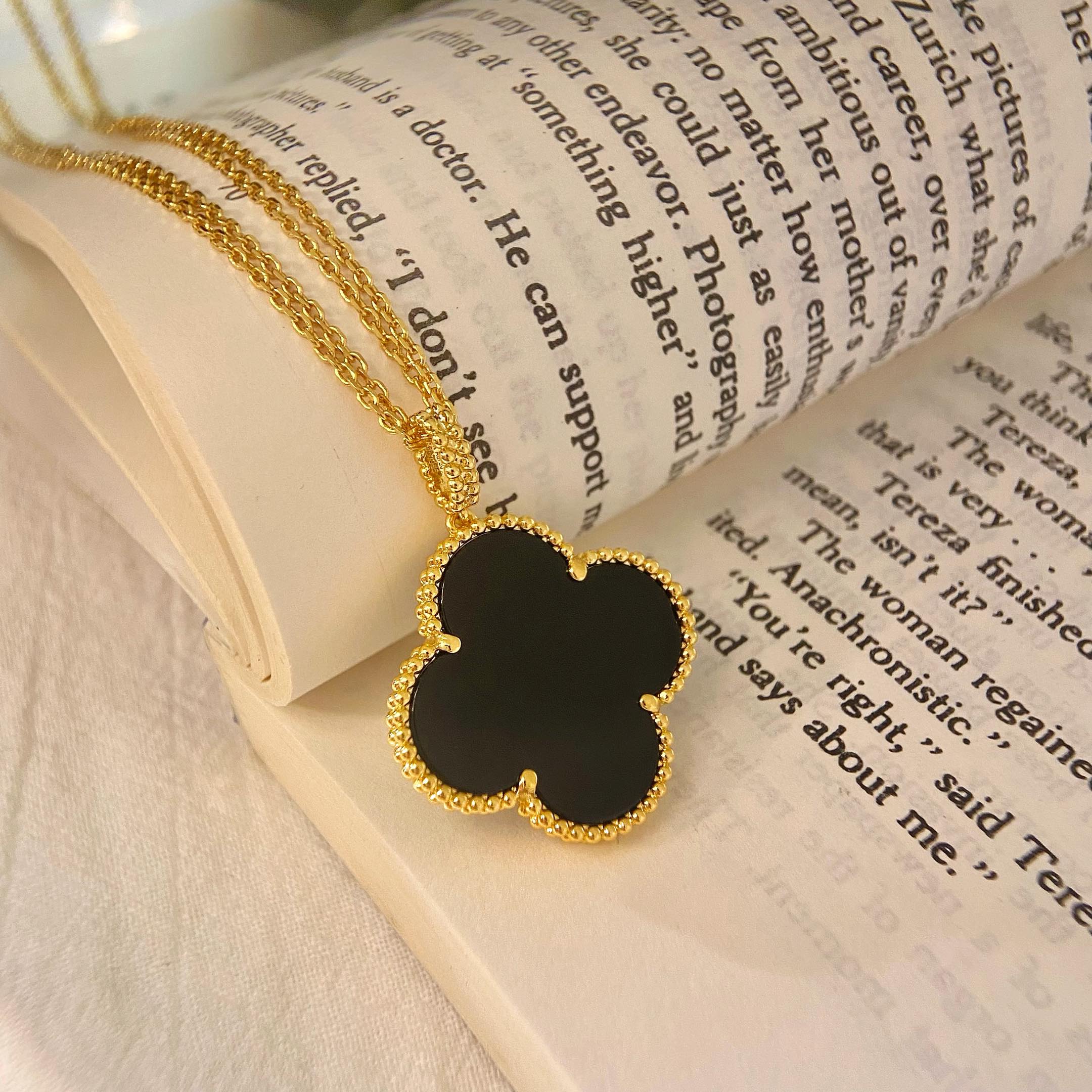 Van Cleef & Arpels CLOVER 25MM NECKLACE GOLD ONYX - Image 4