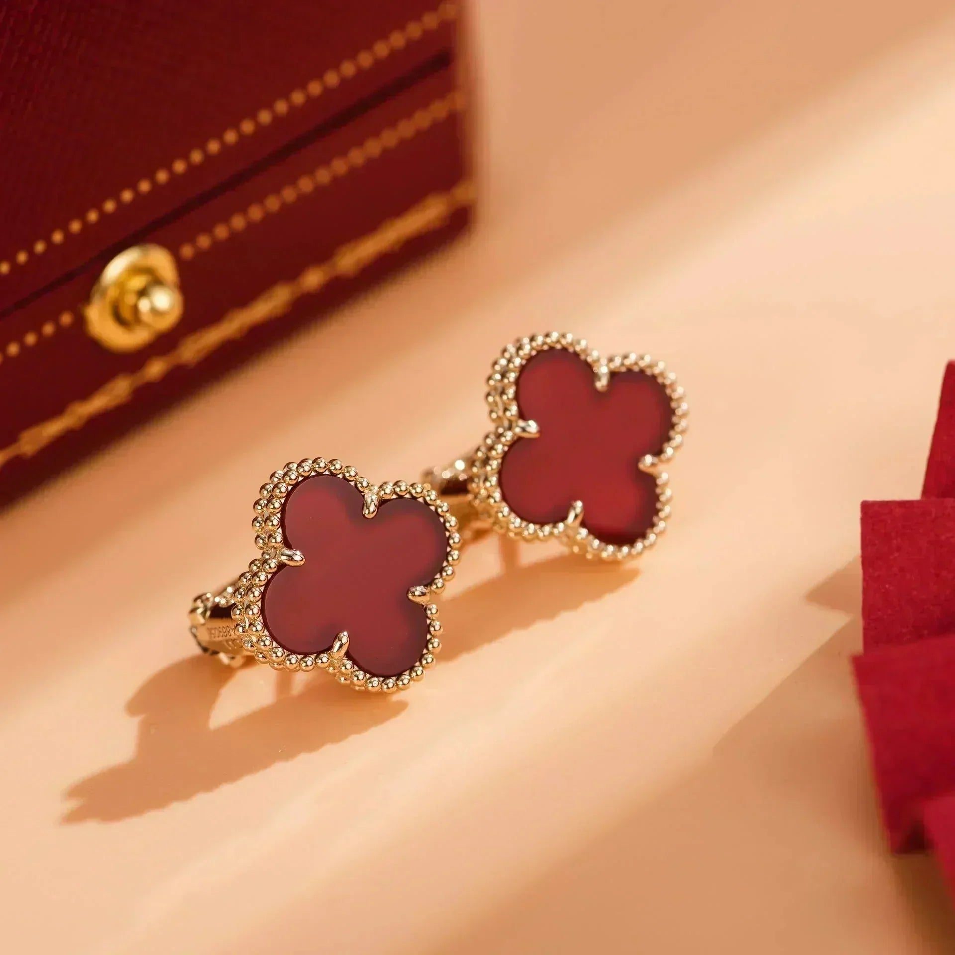 Van Cleef & Arpels CLOVER MEDIUM 1 MOTIFS CARNELIAN EARRINGS - Image 3
