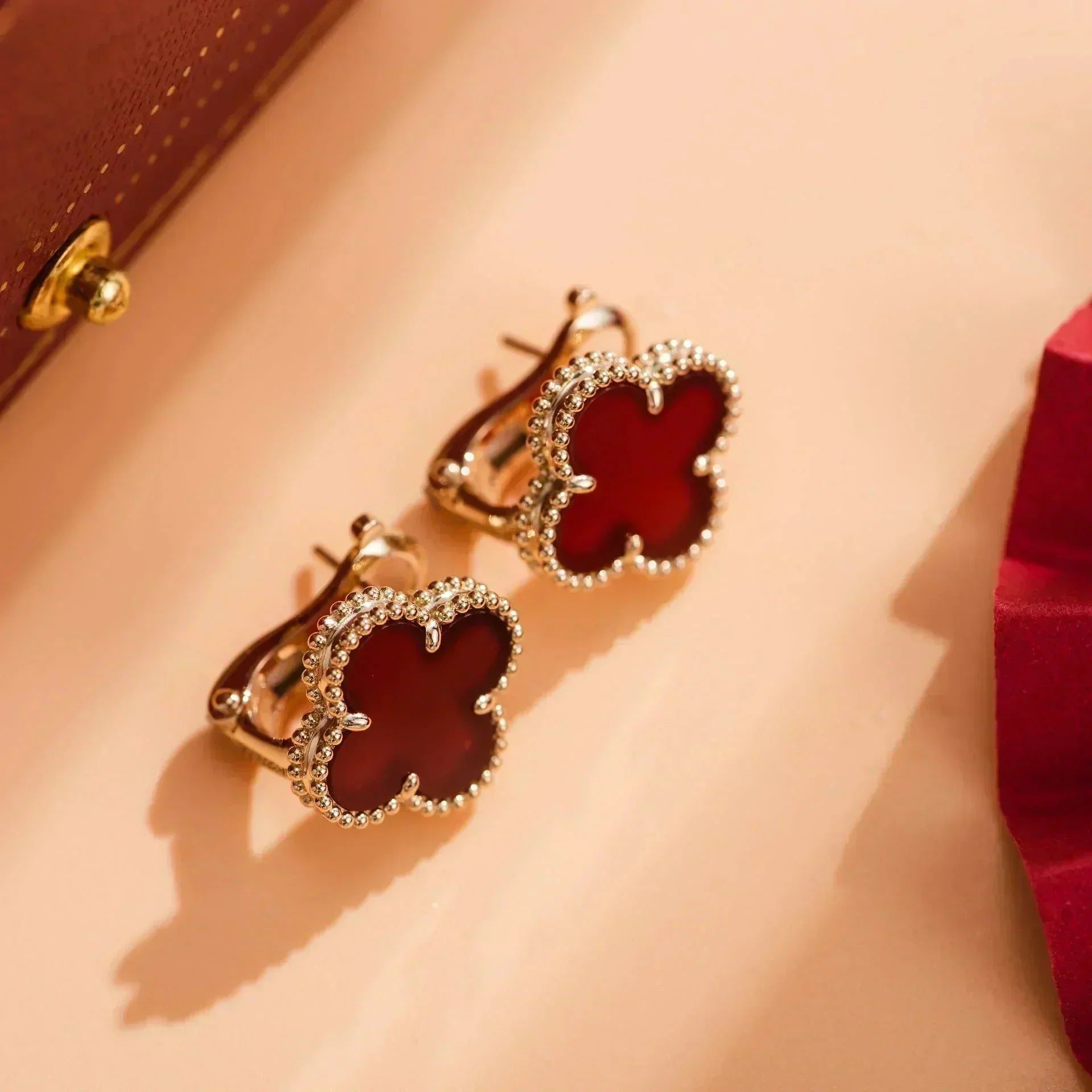 Van Cleef & Arpels CLOVER MEDIUM 1 MOTIFS CARNELIAN EARRINGS - Image 5