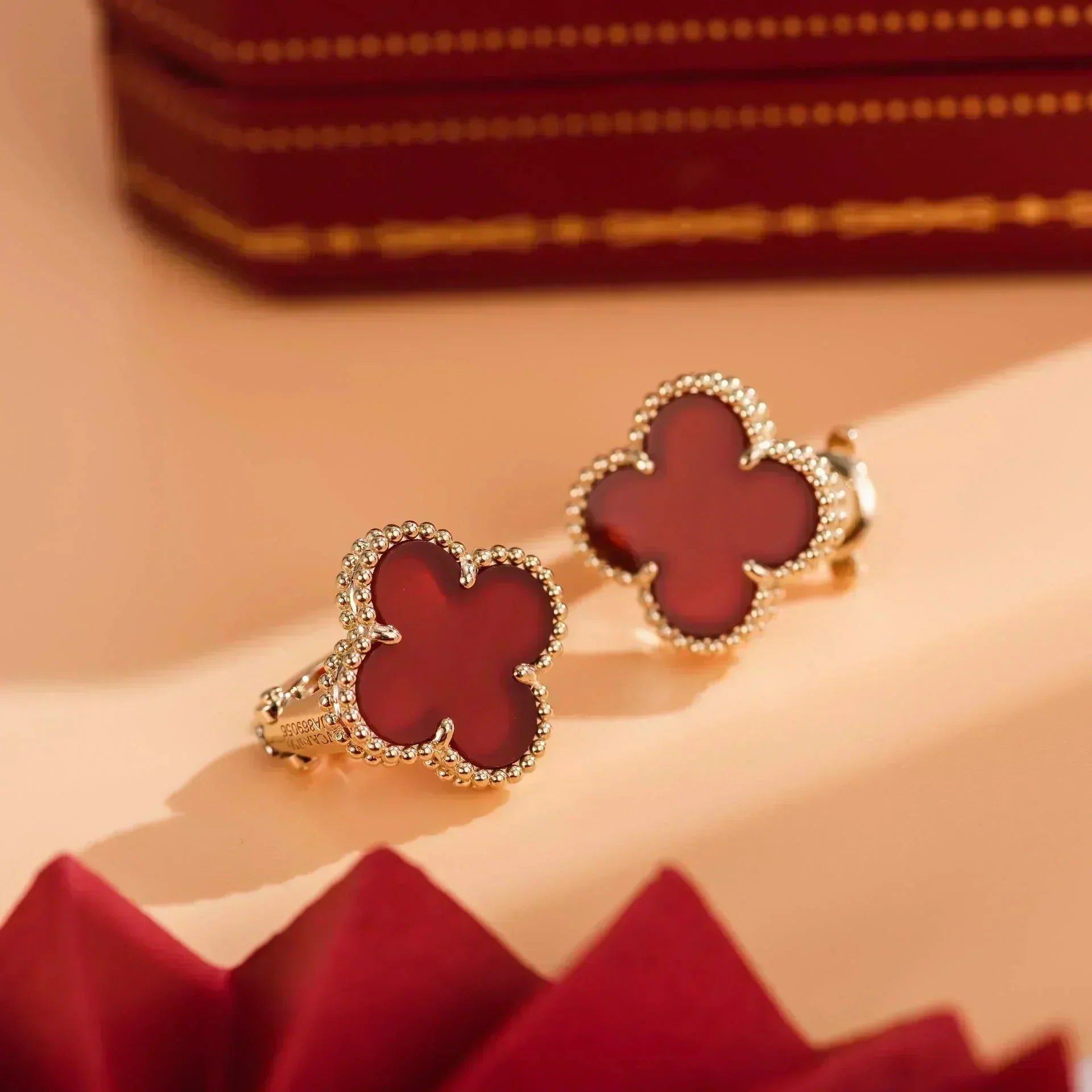 Van Cleef & Arpels CLOVER MEDIUM 1 MOTIFS CARNELIAN EARRINGS - Image 9