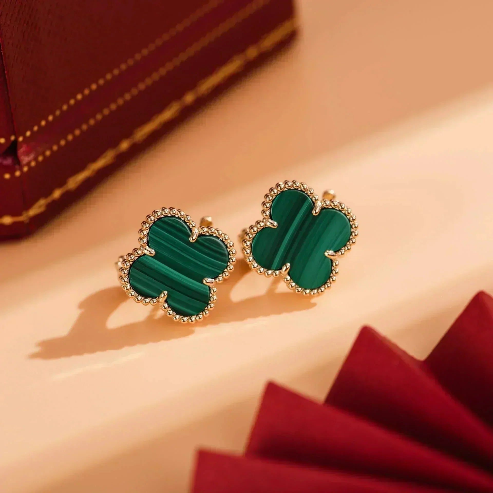 Van Cleef & Arpels CLOVER MEDIUM 1 MOTIFS MALACHITE EARRINGS - Image 3