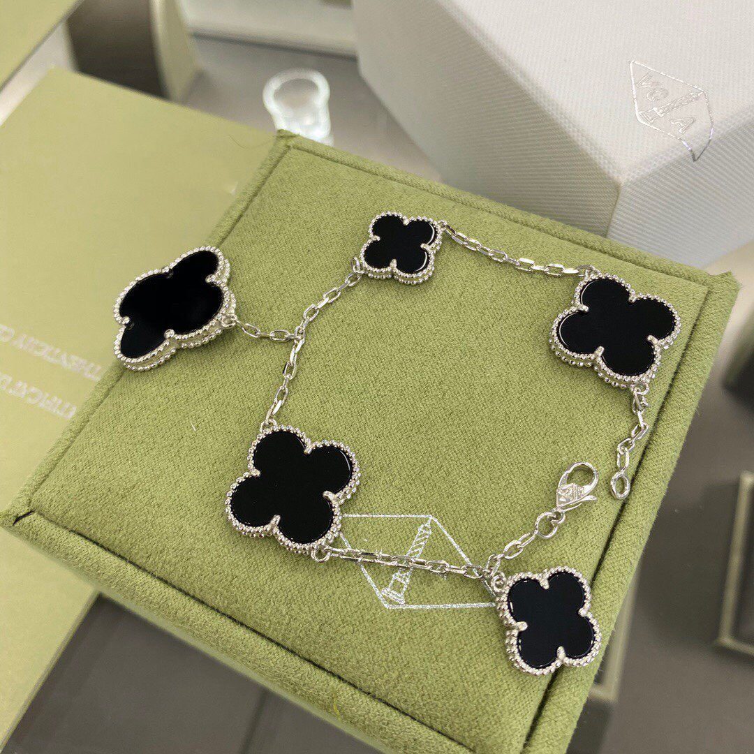 Van Cleef & Arpels CLOVER 5 MOTIFS SIVLER ONYX BRACELET - Image 2