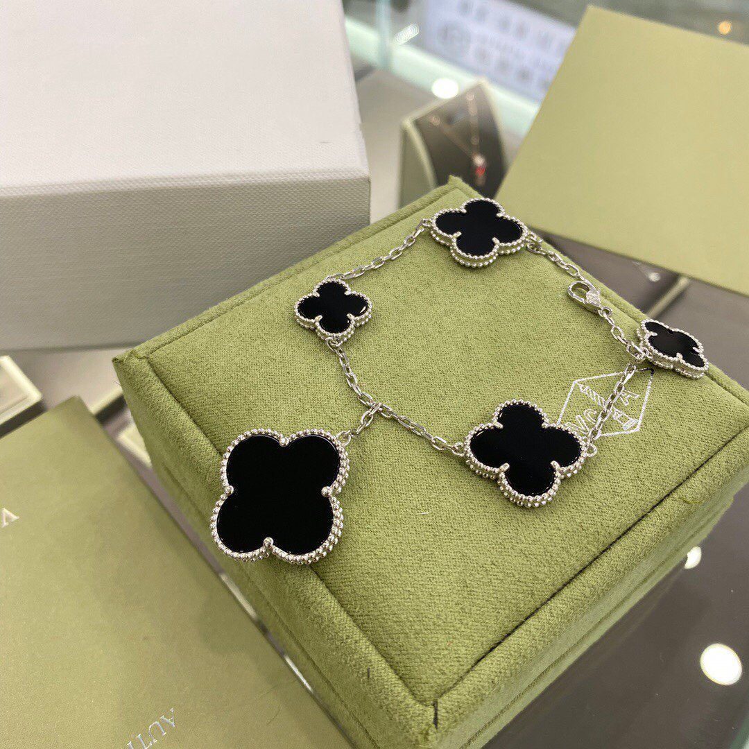 Van Cleef & Arpels CLOVER 5 MOTIFS SIVLER ONYX BRACELET - Image 3