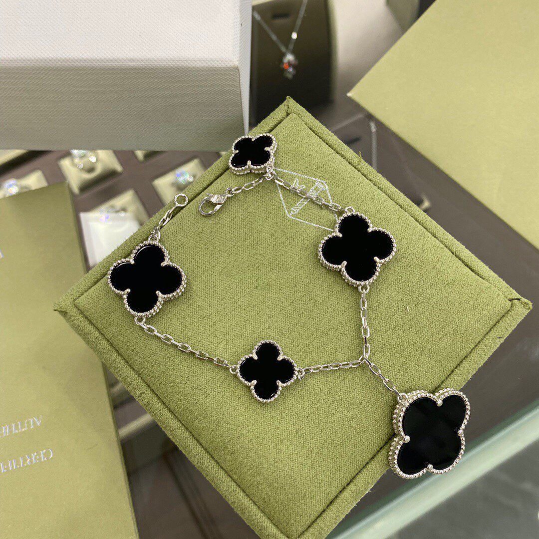 Van Cleef & Arpels CLOVER 5 MOTIFS SIVLER ONYX BRACELET - Image 4