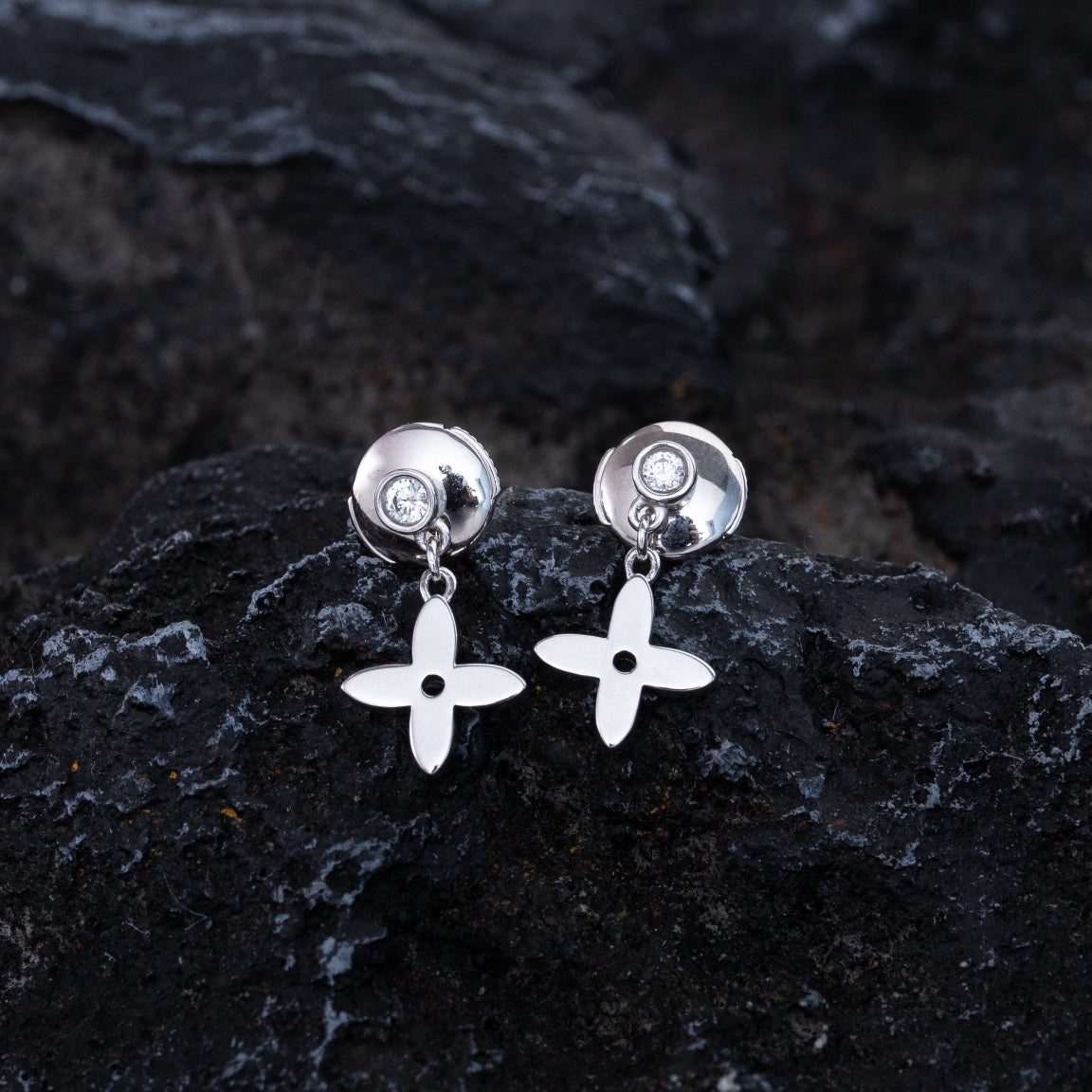 Louis Vuitton VIDYLLE SILVER DIAMOND MINI DROP EARRINGS - Image 3