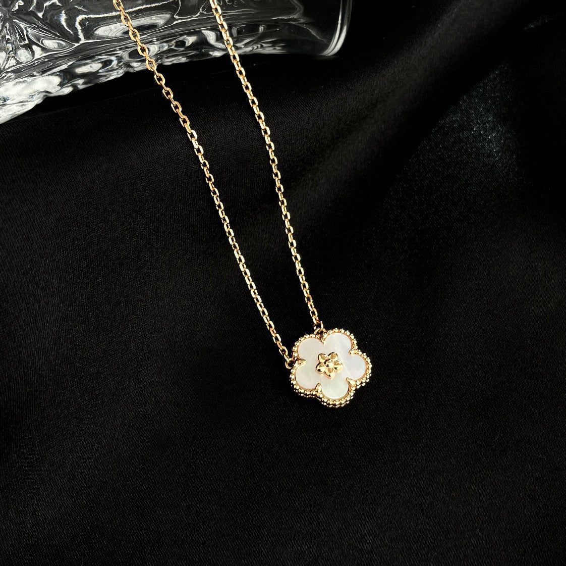 Van Cleef & Arpels LUCKY WHITE MOP PLUM BLOSSOM NECKLACE - Image 5