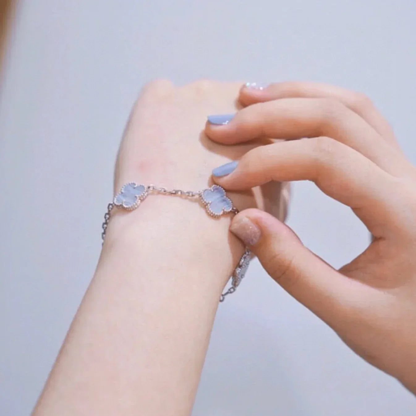 Van Cleef & Arpels CLOVER 5 MOTIF PURPLE CHALCEDONY BRACELET COLLECTION - Image 19