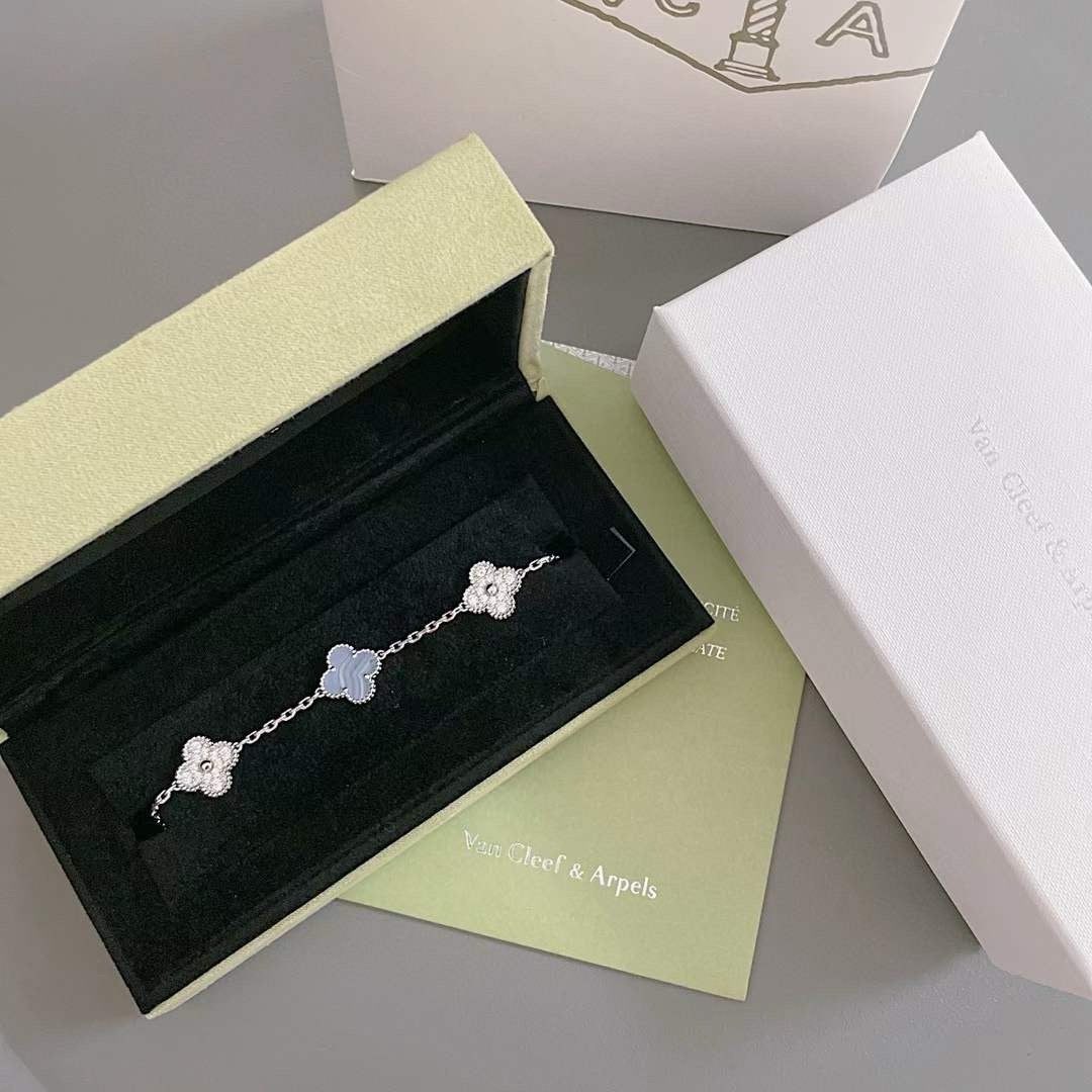 Van Cleef & Arpels CLOVER 5 MOTIF PURPLE CHALCEDONY BRACELET COLLECTION - Image 21