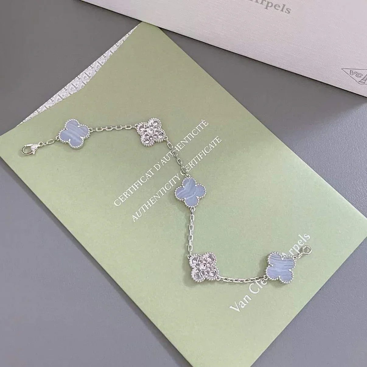 Van Cleef & Arpels CLOVER 5 MOTIF PURPLE CHALCEDONY BRACELET COLLECTION - Image 22