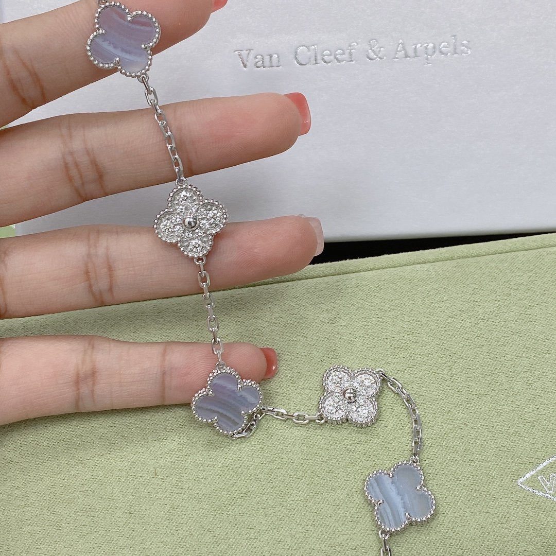 Van Cleef & Arpels CLOVER 5 MOTIF PURPLE CHALCEDONY BRACELET COLLECTION - Image 11