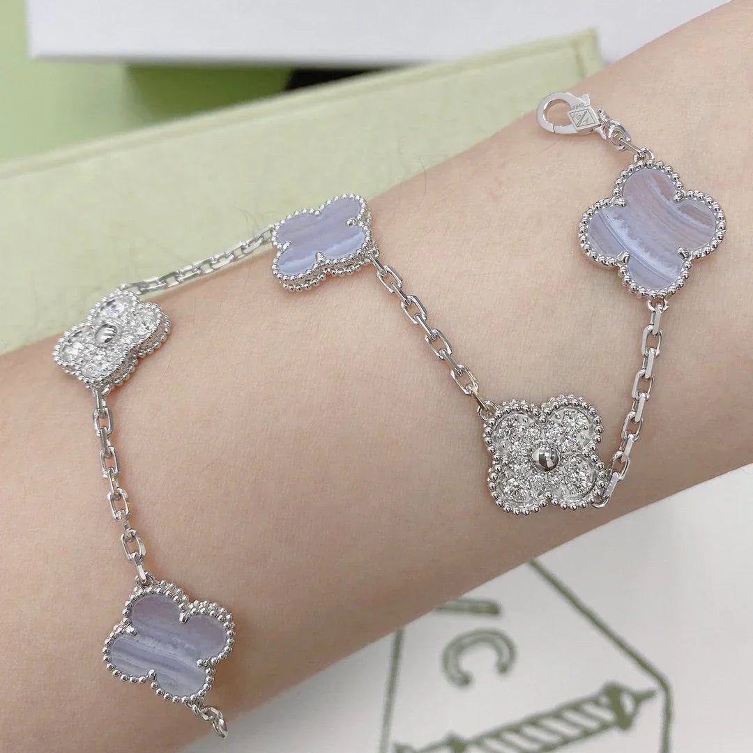 Van Cleef & Arpels CLOVER 5 MOTIF PURPLE CHALCEDONY BRACELET COLLECTION - Image 12