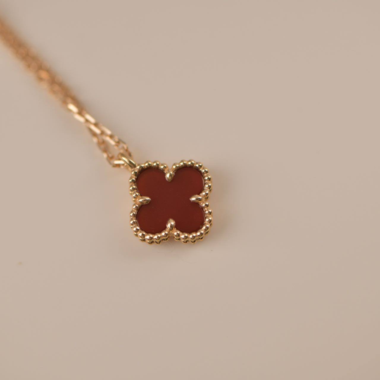 Van Cleef & Arpels CLOVER MINI 9.5MM WHITE CARNELIANS NECKLACE - Image 3