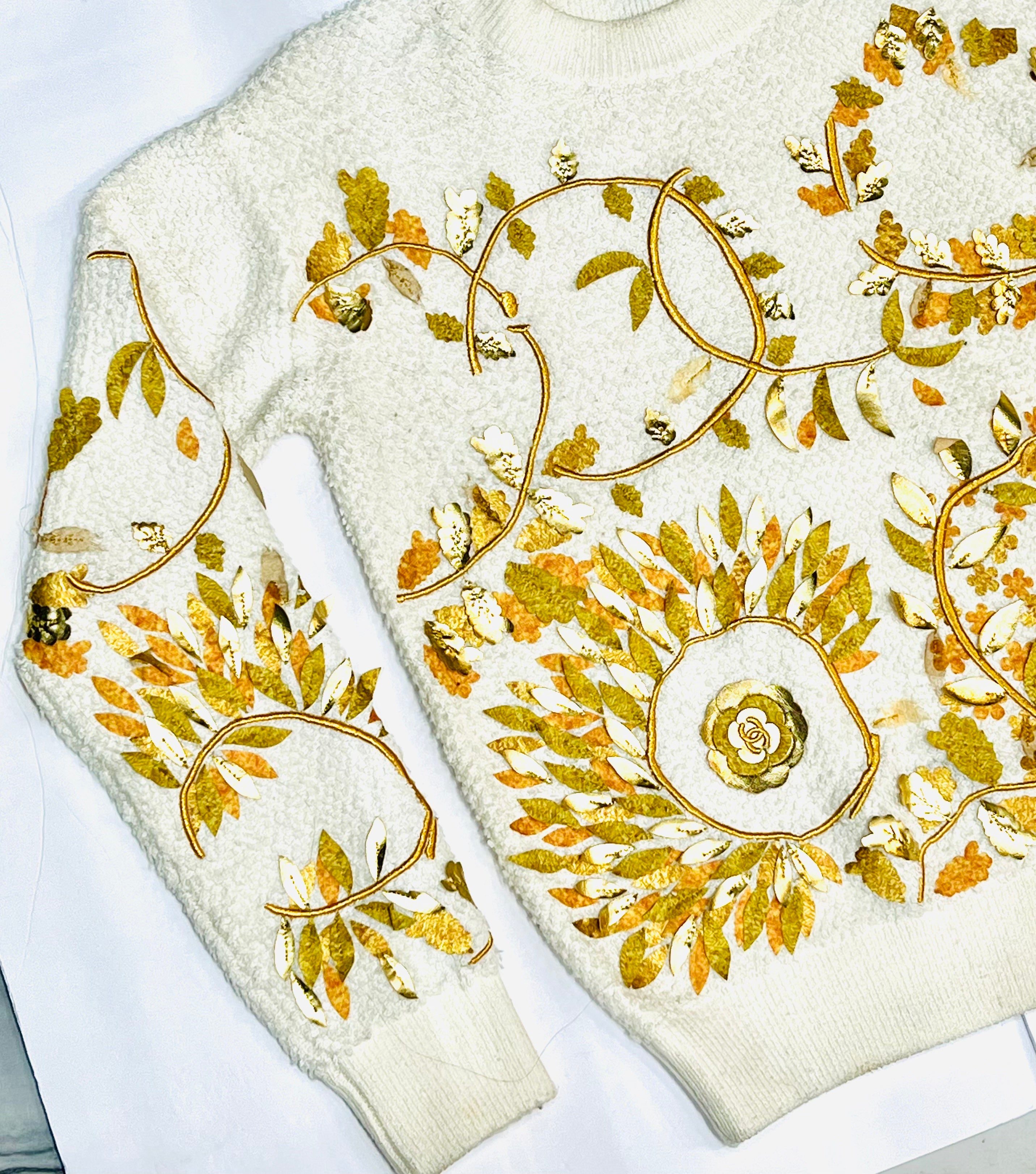 CHANEL 18C CC PARIS GREECE RUNWAY GOLD ECRU LOGO KNIT EMBELLISHED SWEATER - Image 4