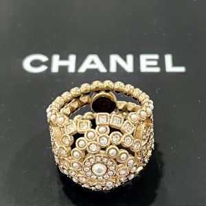 CHANEL CAMELLIA CRYSTAL PEARL RING