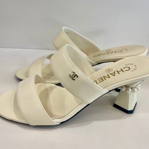 CHANEL CC FAUX PEARL EMBELLISHED HEEL MULE SANDALS