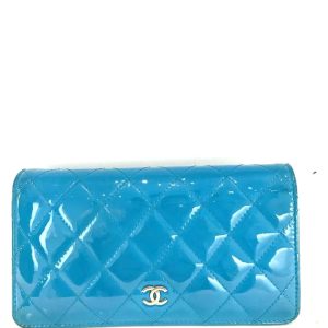 CHANEL CC QUILTED PATENT FOLD WALLET
