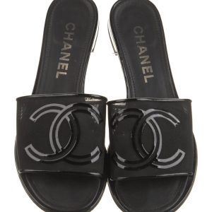 CHANEL 21S MESH PATENT LEATHER CC LOGO SLIDE SANDALS