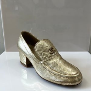 CHANEL CC METALLIC GOLD TEXTURED LEATHER STACKED HEEL LOAFERS