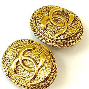 CHANEL CC LOGO VINTAGE  RUNWAY CLIP ON EARRINGS