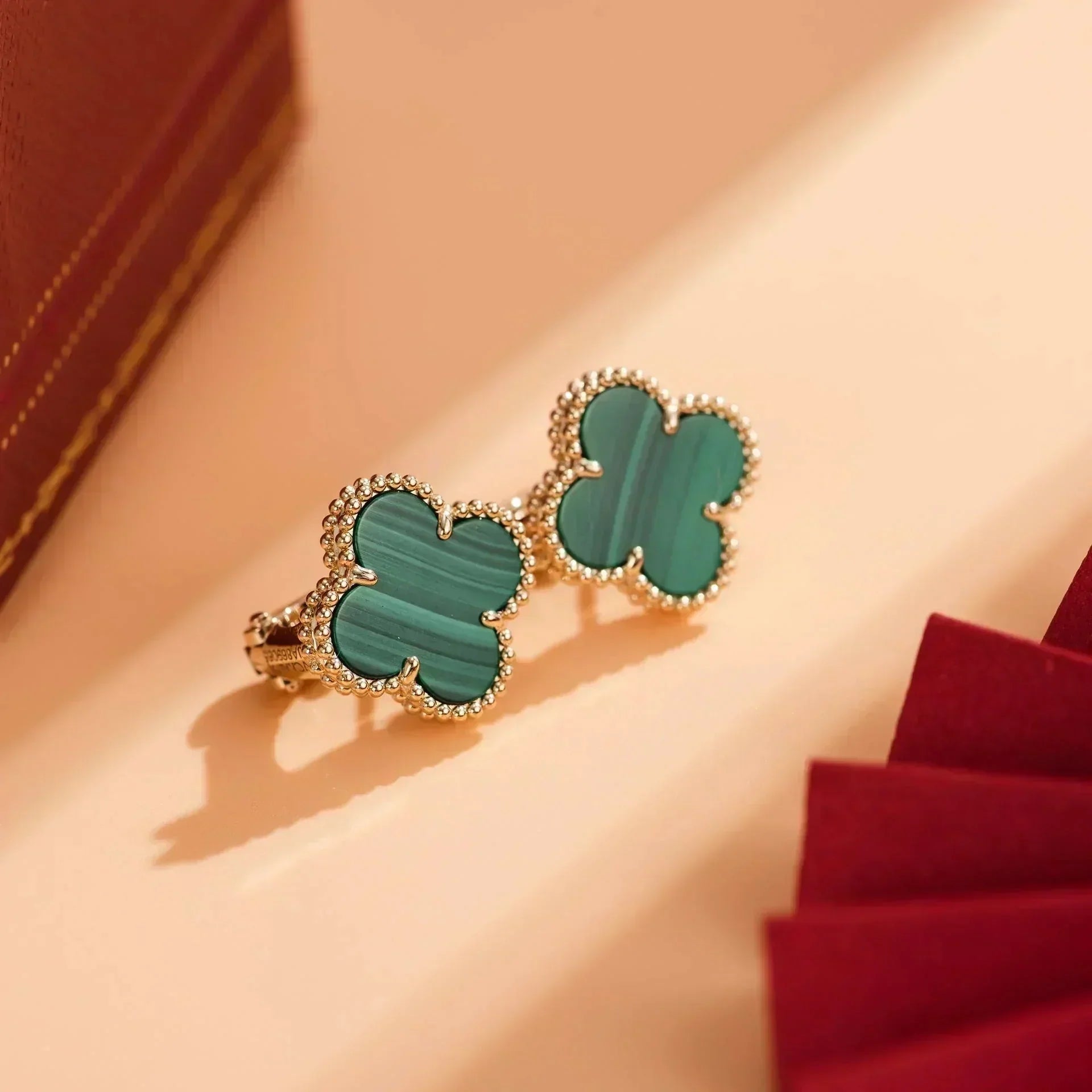 Van Cleef & Arpels CLOVER MEDIUM 1 MOTIFS MALACHITE EARRINGS - Image 4