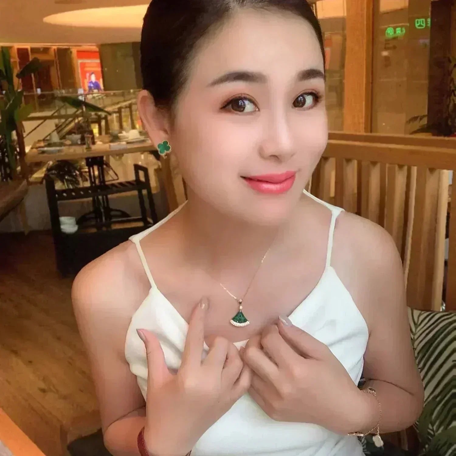 Van Cleef & Arpels CLOVER MEDIUM 1 MOTIFS MALACHITE EARRINGS - Image 12