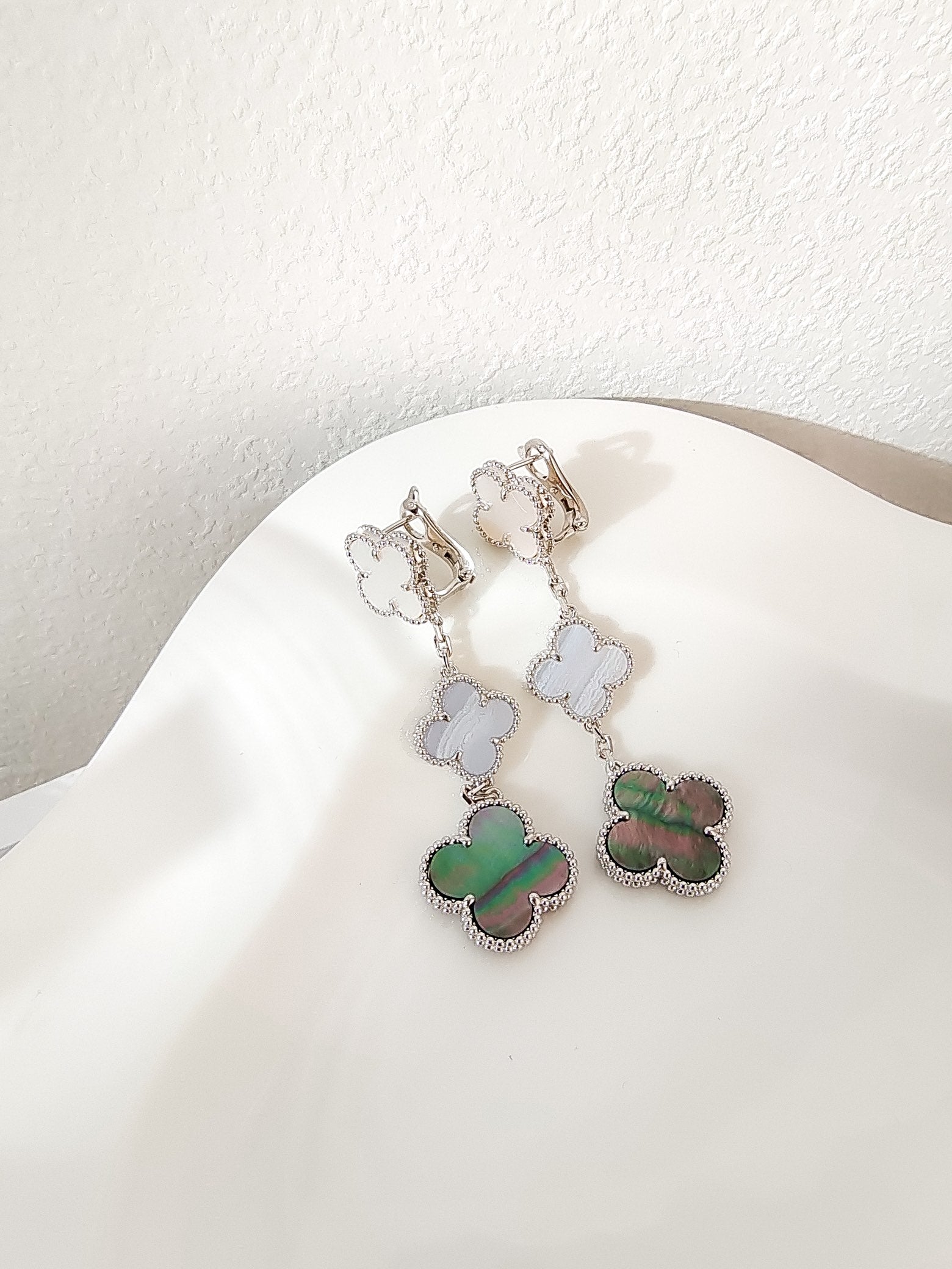 Van Cleef & Arpels CLOVER 3 MOTIFS CHALCEDONY DARK MOP SILVER EARRINGS - Image 5