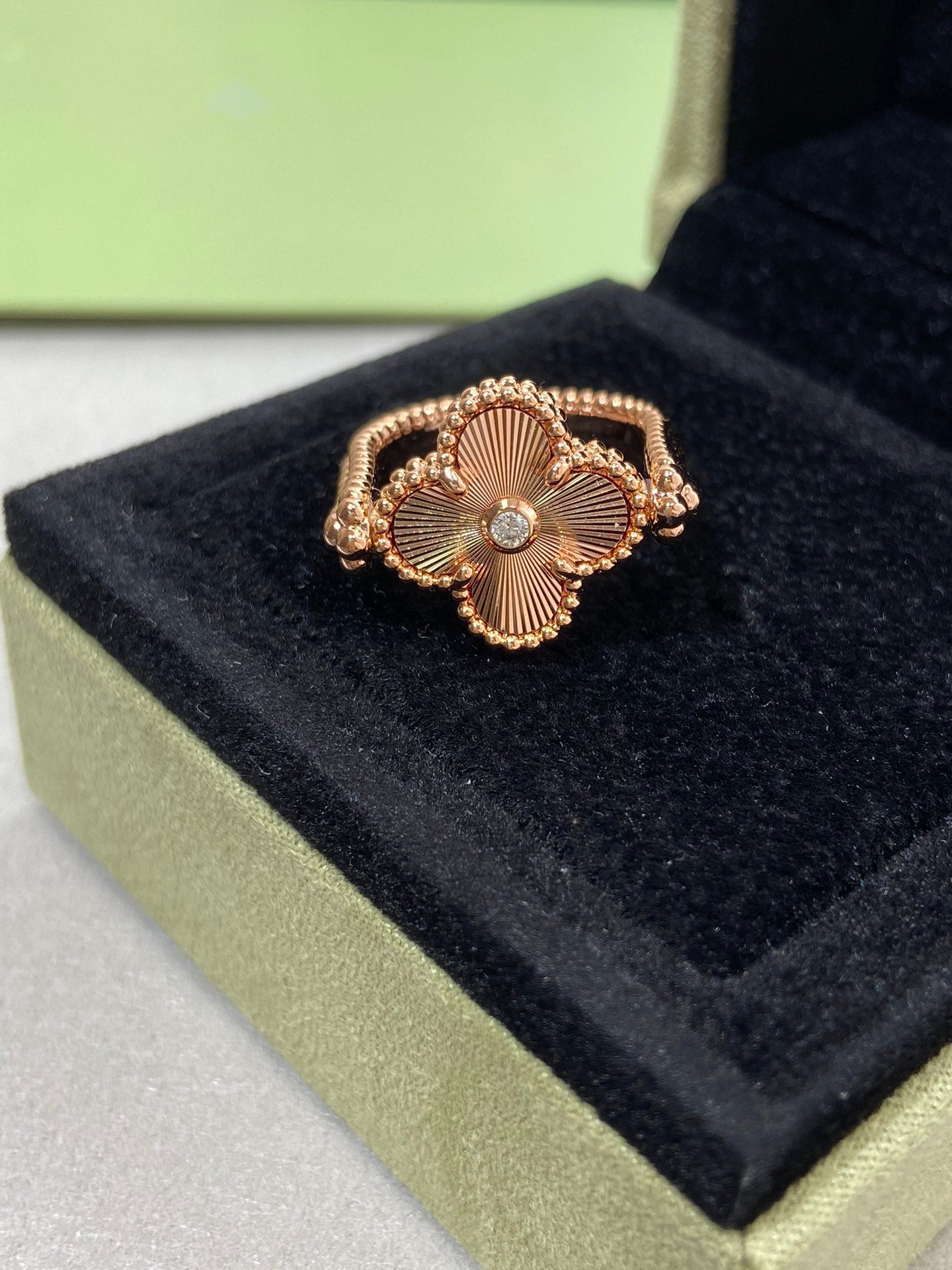 Van Cleef & Arpels CLOVER RIVERSIBLE ROSE GOLD RING - Image 3