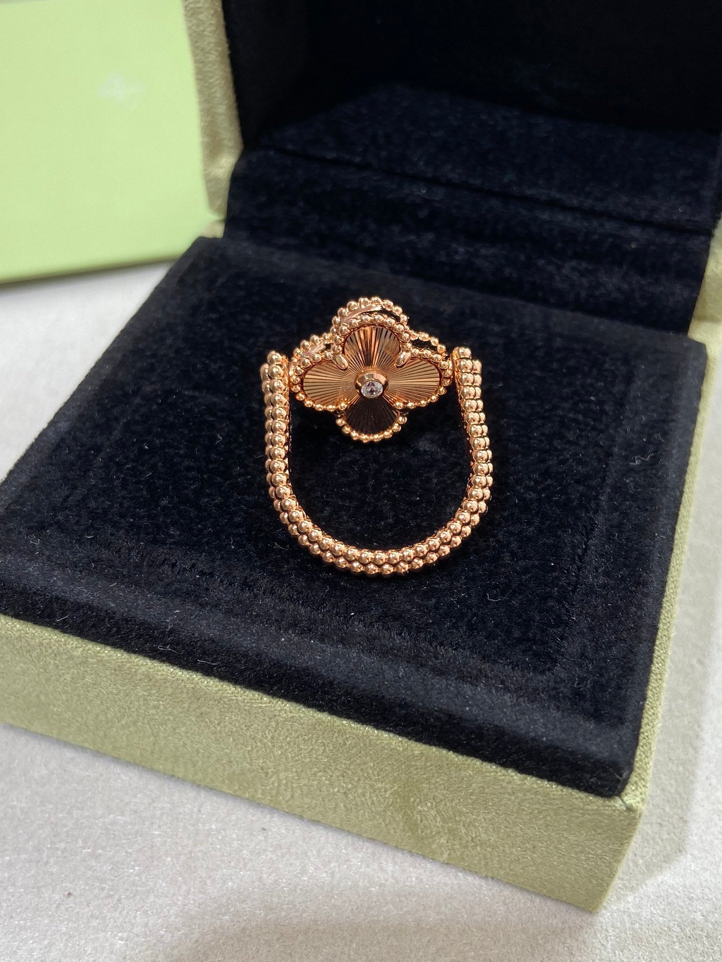 Van Cleef & Arpels CLOVER RIVERSIBLE ROSE GOLD RING - Image 4