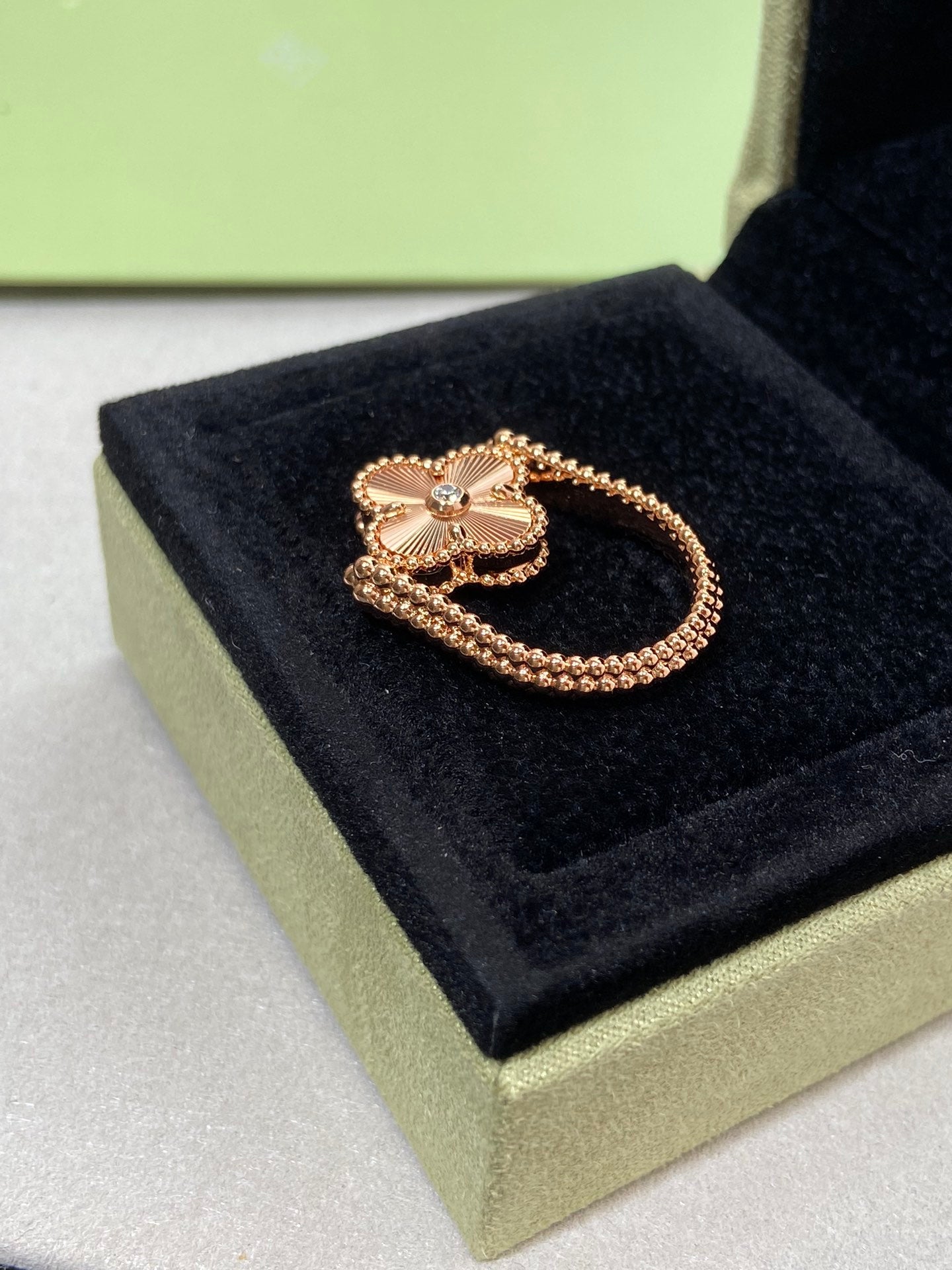 Van Cleef & Arpels CLOVER RIVERSIBLE ROSE GOLD RING - Image 5