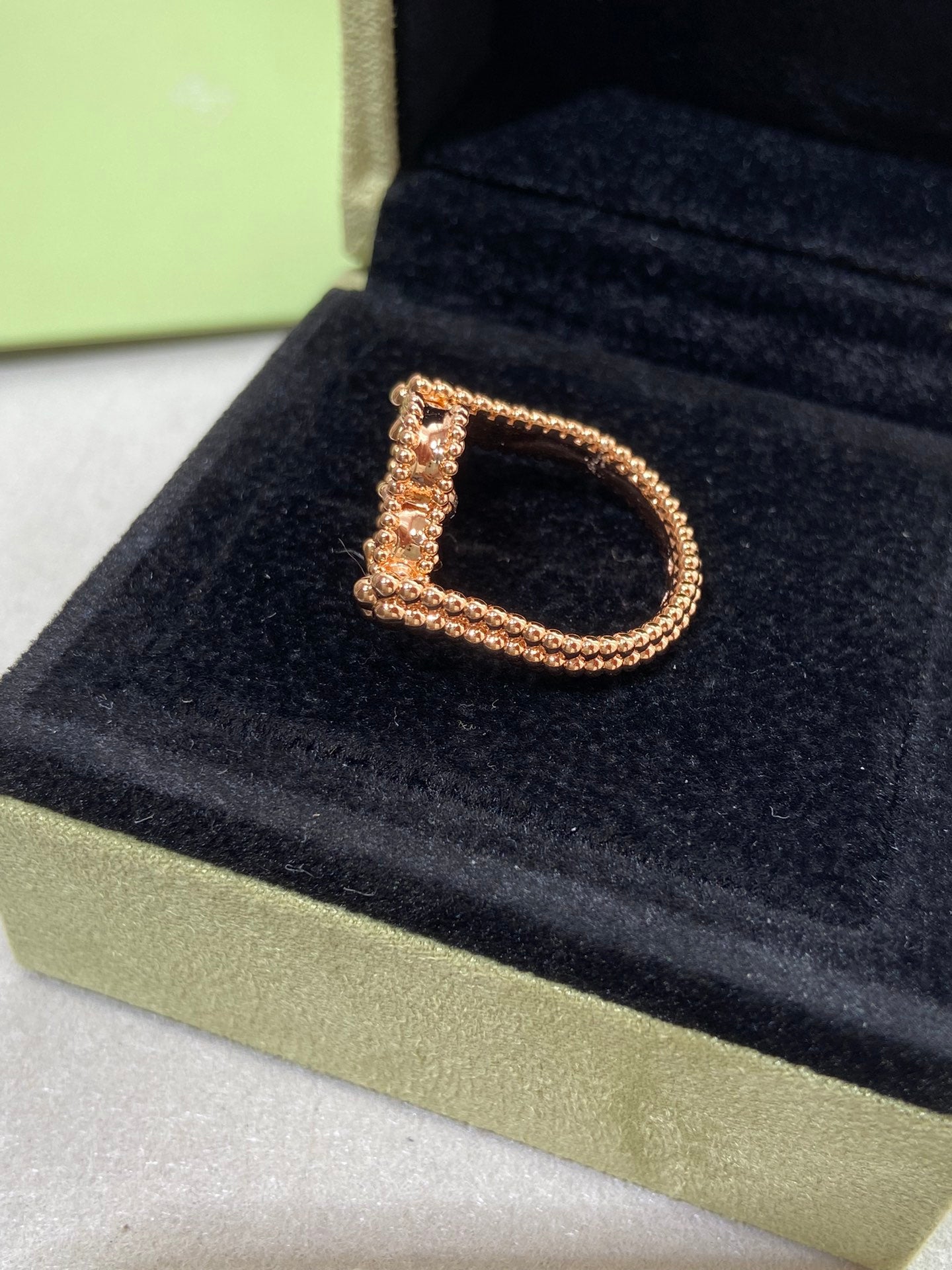 Van Cleef & Arpels CLOVER RIVERSIBLE ROSE GOLD RING - Image 6