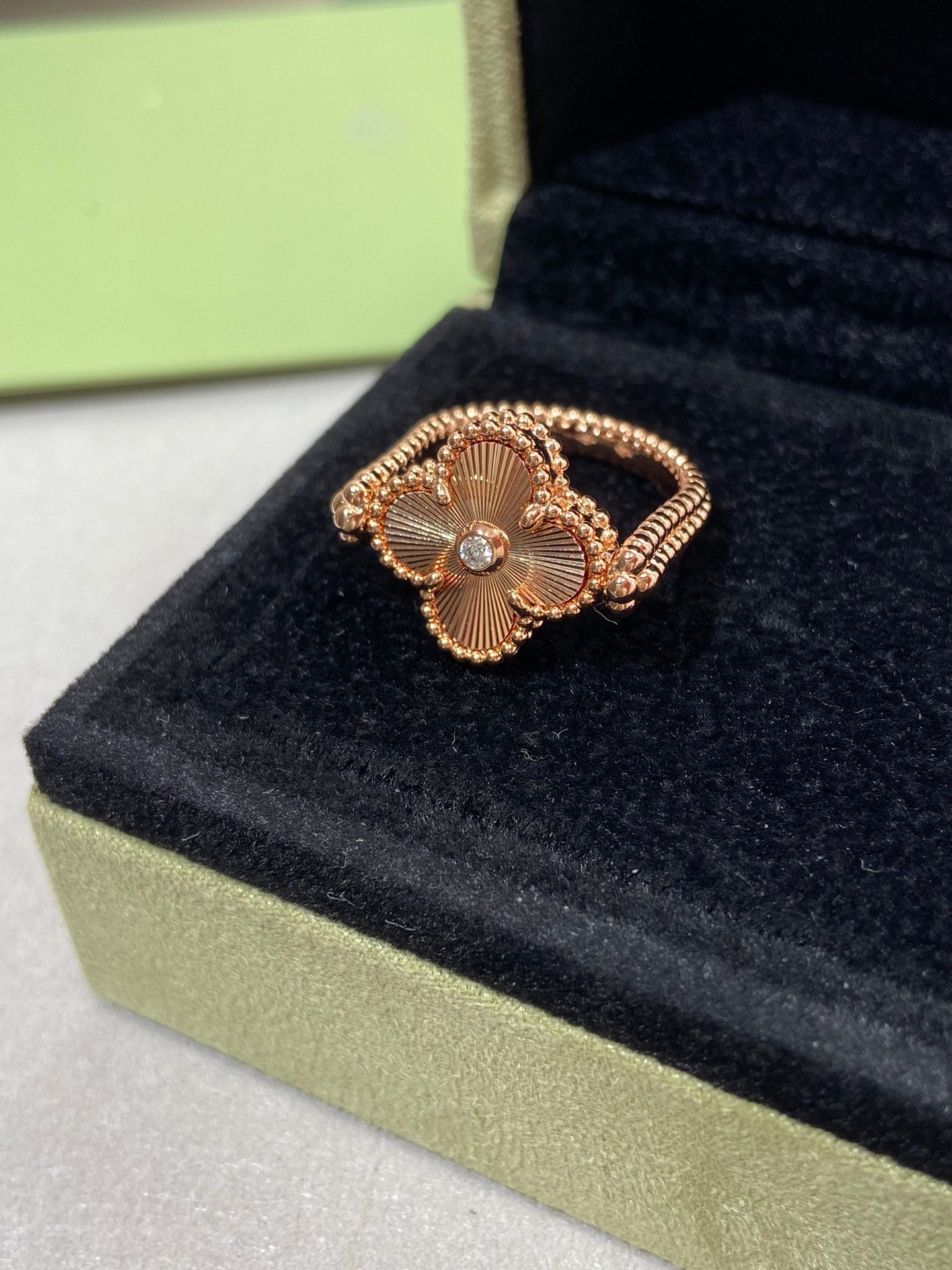 Van Cleef & Arpels CLOVER RIVERSIBLE ROSE GOLD RING - Image 7