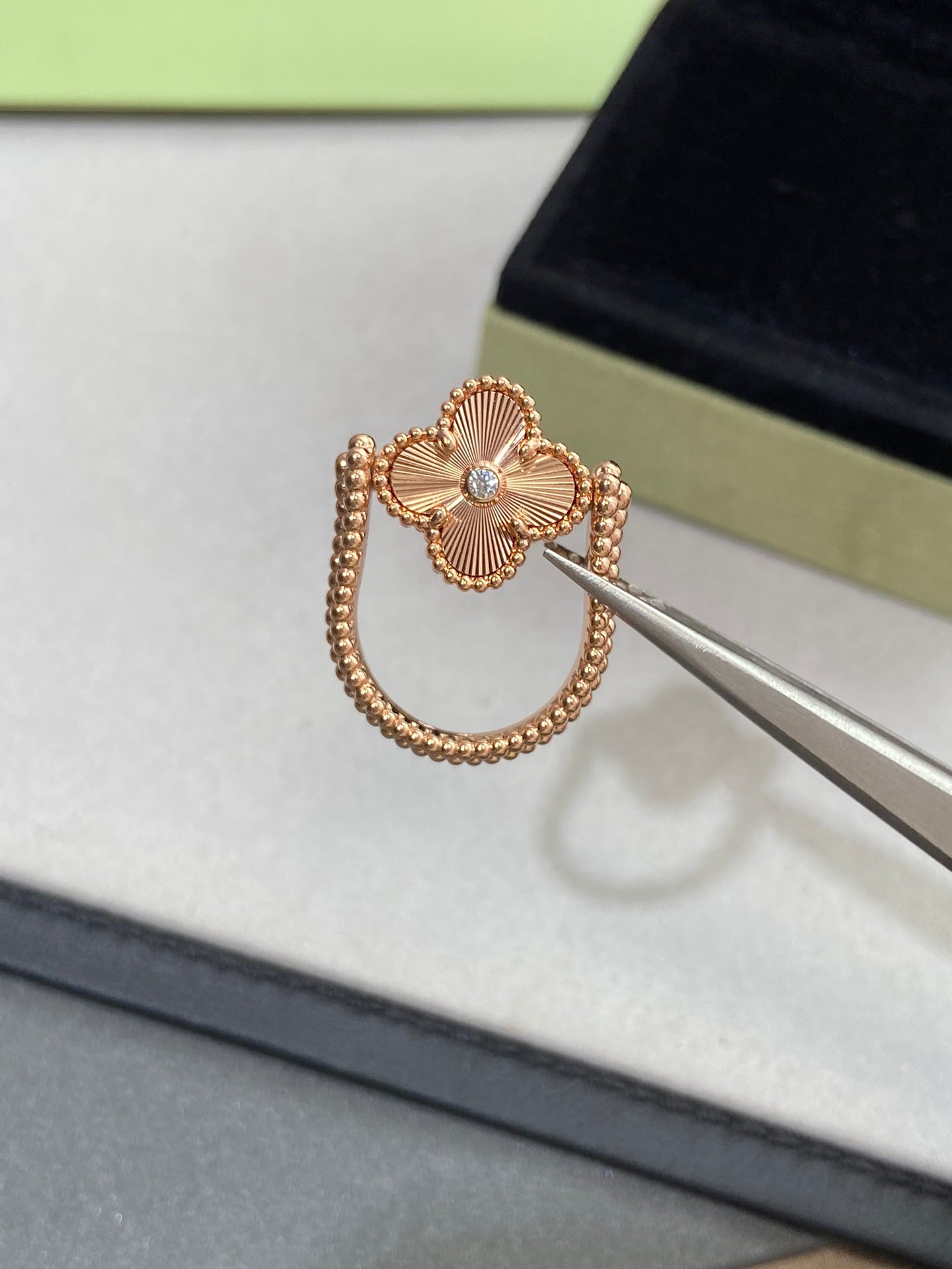Van Cleef & Arpels CLOVER RIVERSIBLE ROSE GOLD RING - Image 8