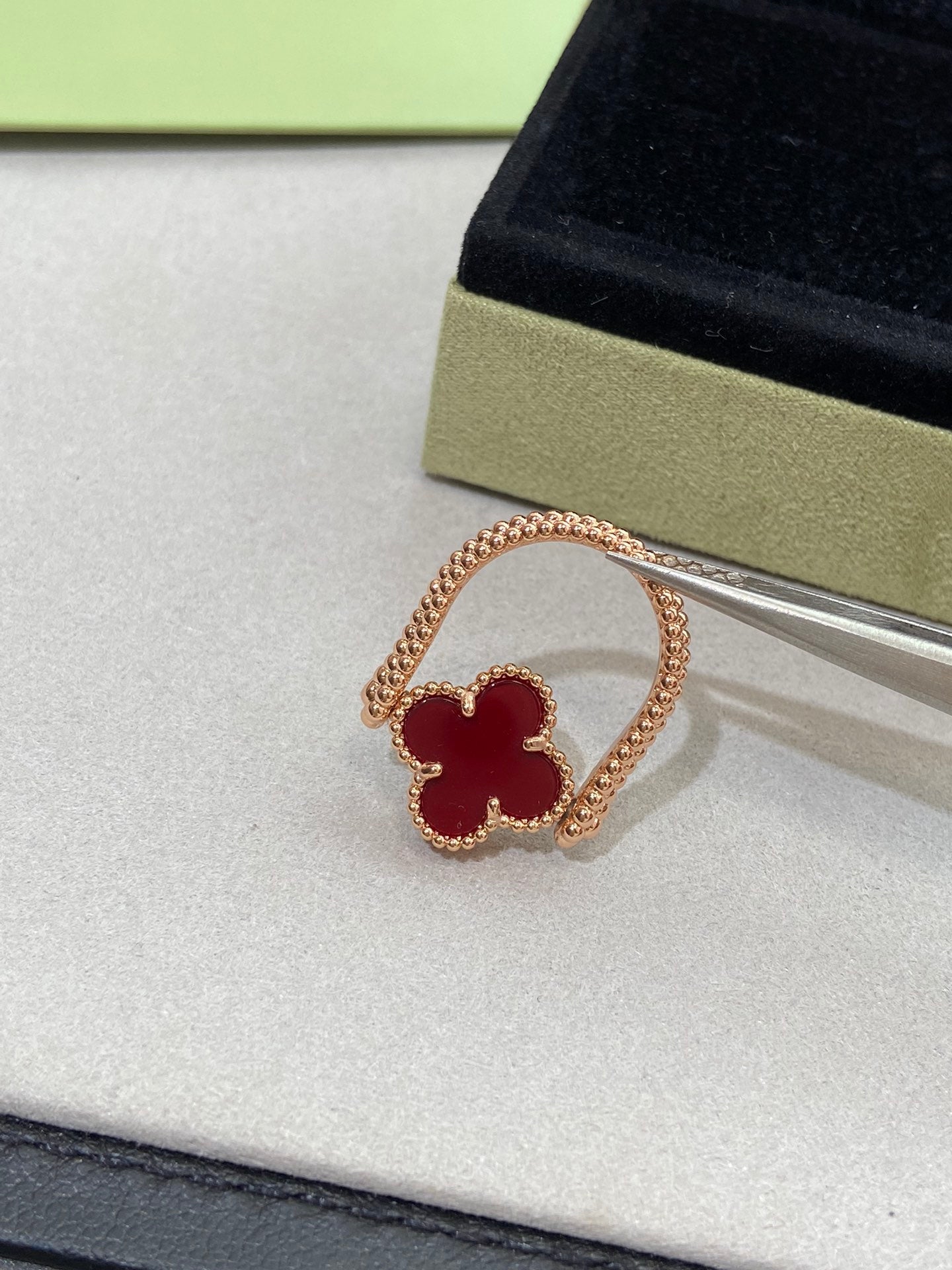 Van Cleef & Arpels CLOVER RIVERSIBLE ROSE GOLD RING - Image 10
