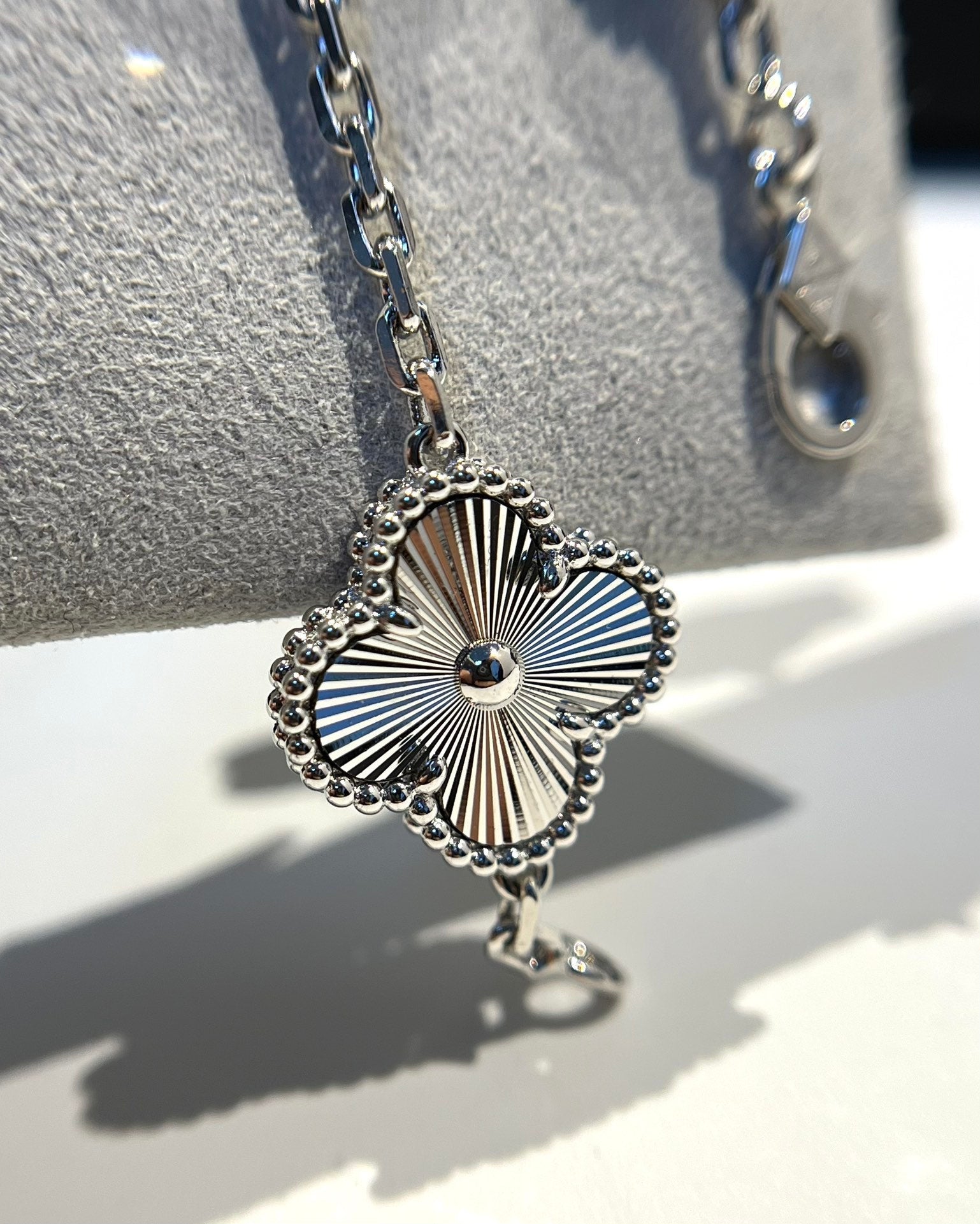 Van Cleef & Arpels CLOVER 5 MOTIF LASER BRACELET COLLECTION - Image 20