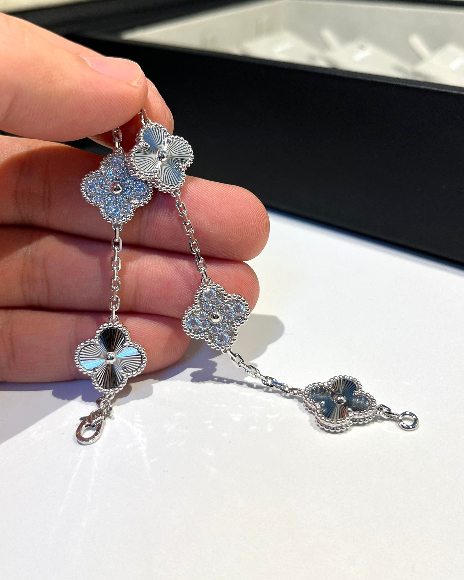 Van Cleef & Arpels CLOVER 5 MOTIF LASER BRACELET COLLECTION - Image 22