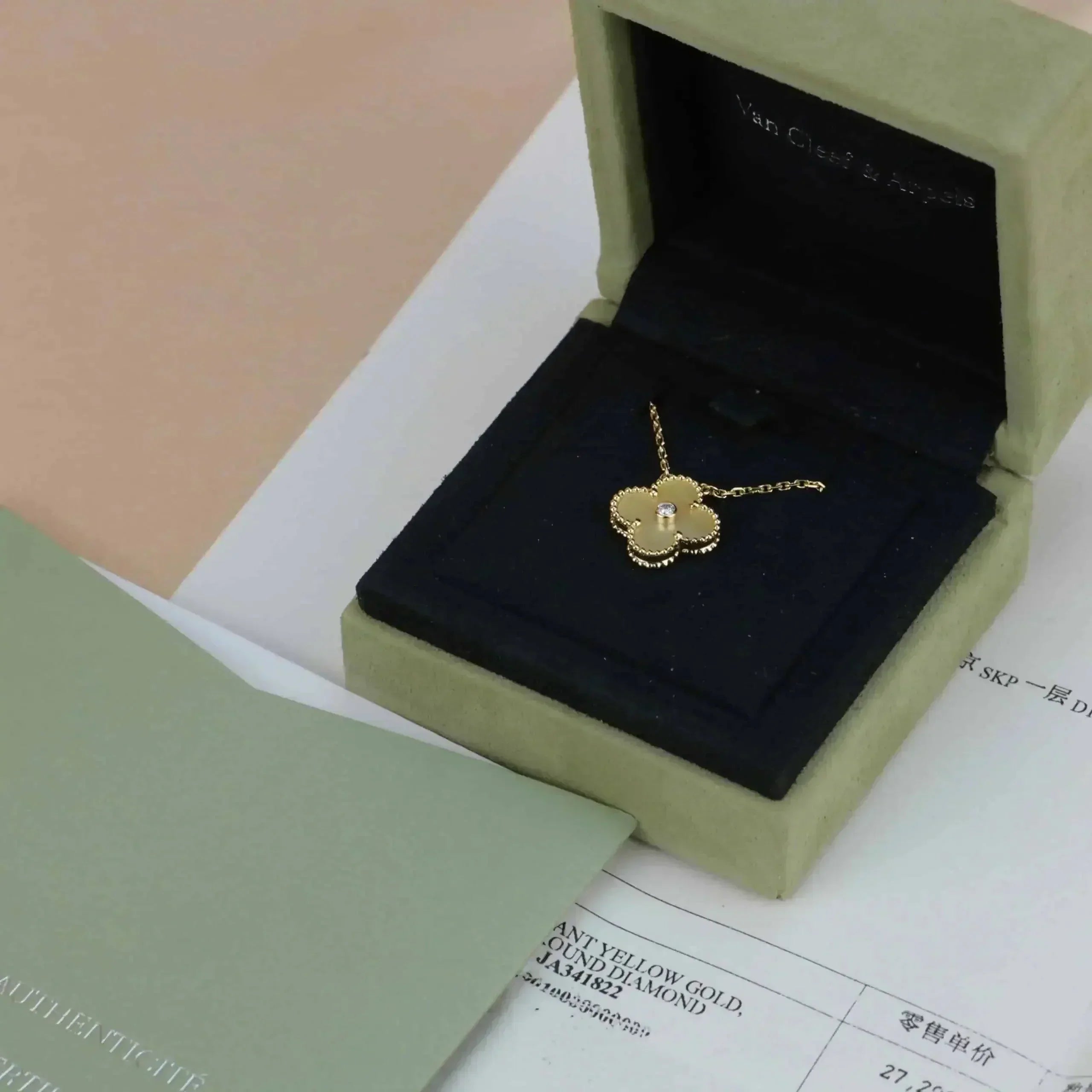 Van Cleef & Arpels CLOVER 15MM DIAMOND GOLD MOTHER OF PEARL NECKLACE - Image 2