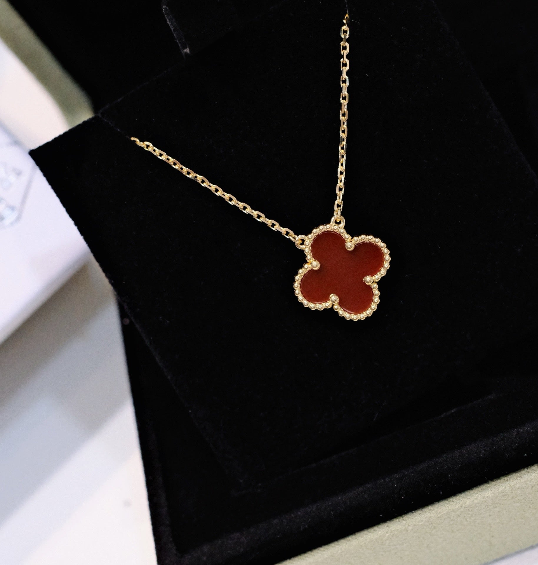 Van Cleef & Arpels CLOVER 15MM CARNELIAN SINGLE FLOWER NECKLACE - Image 6