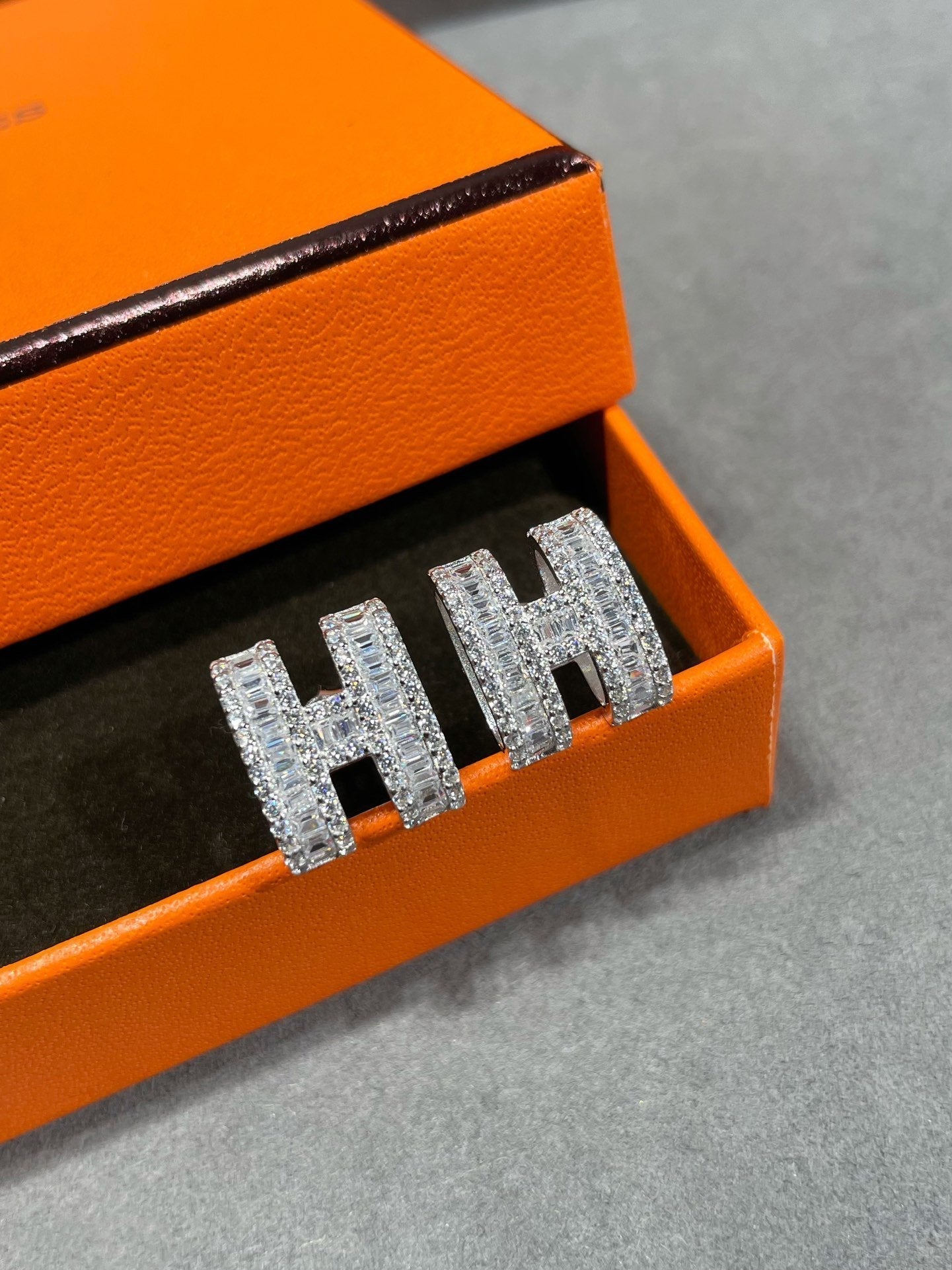 Hermès H STUD EARRINGS WITH SILVER DIAMONDS - Image 2