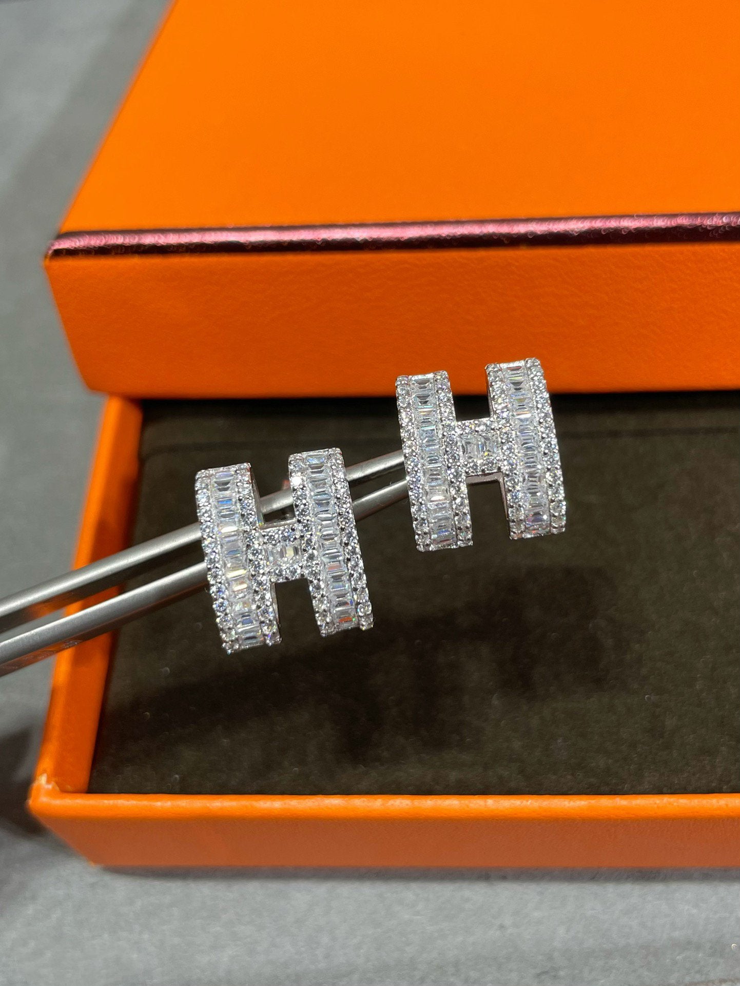 Hermès H STUD EARRINGS WITH SILVER DIAMONDS - Image 4