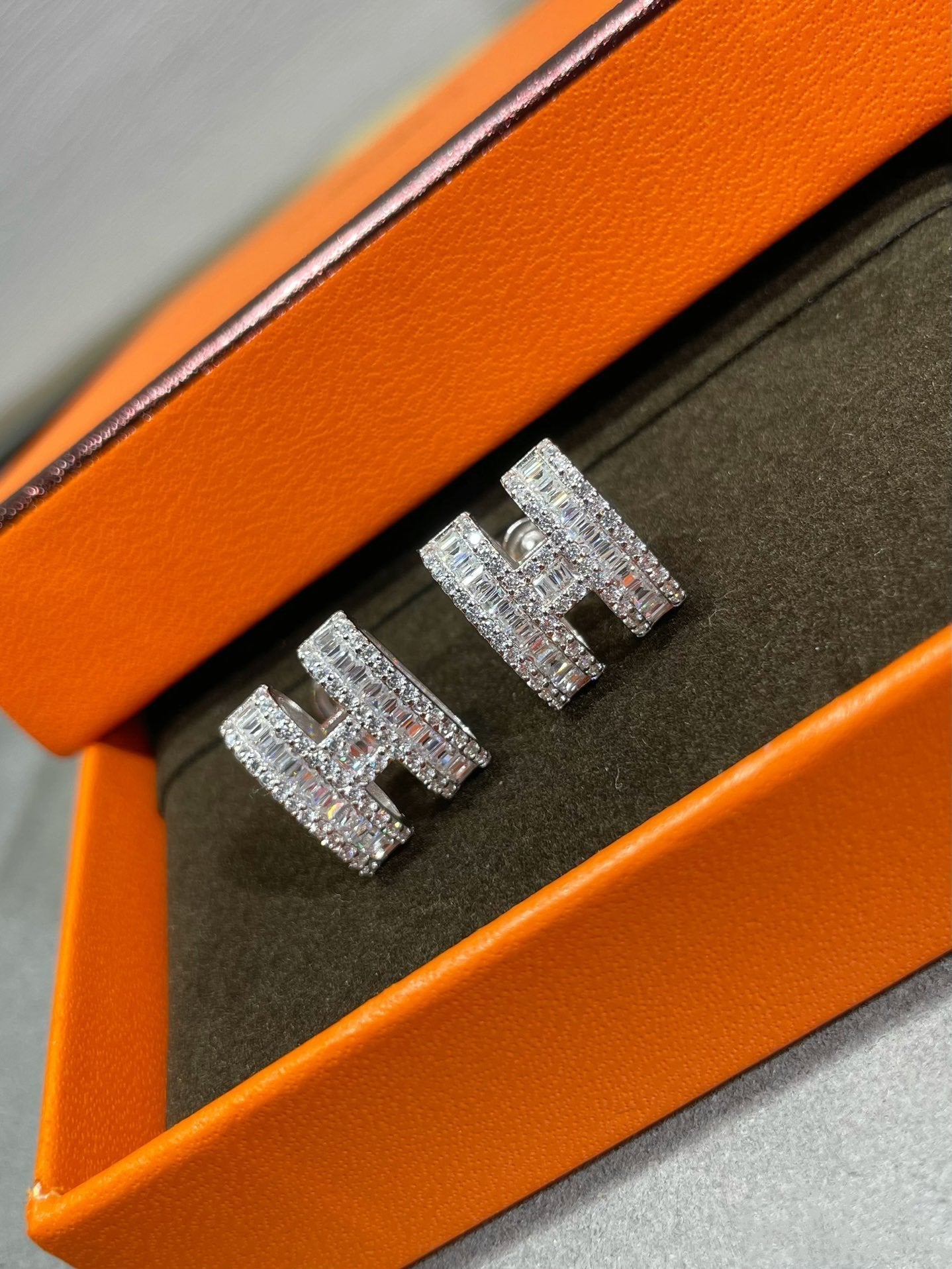 Hermès H STUD EARRINGS WITH SILVER DIAMONDS - Image 5