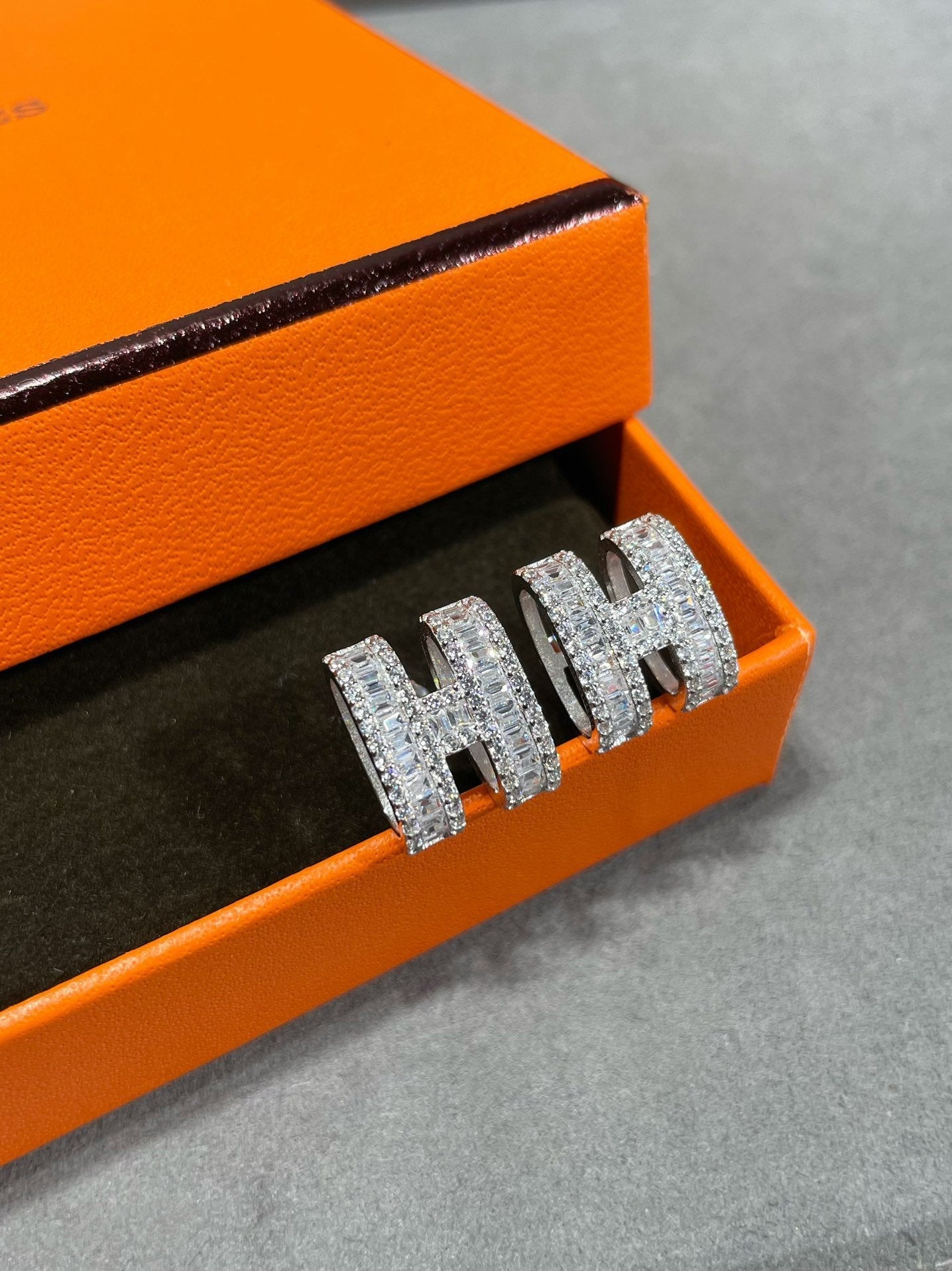 Hermès H STUD EARRINGS WITH SILVER DIAMONDS - Image 6