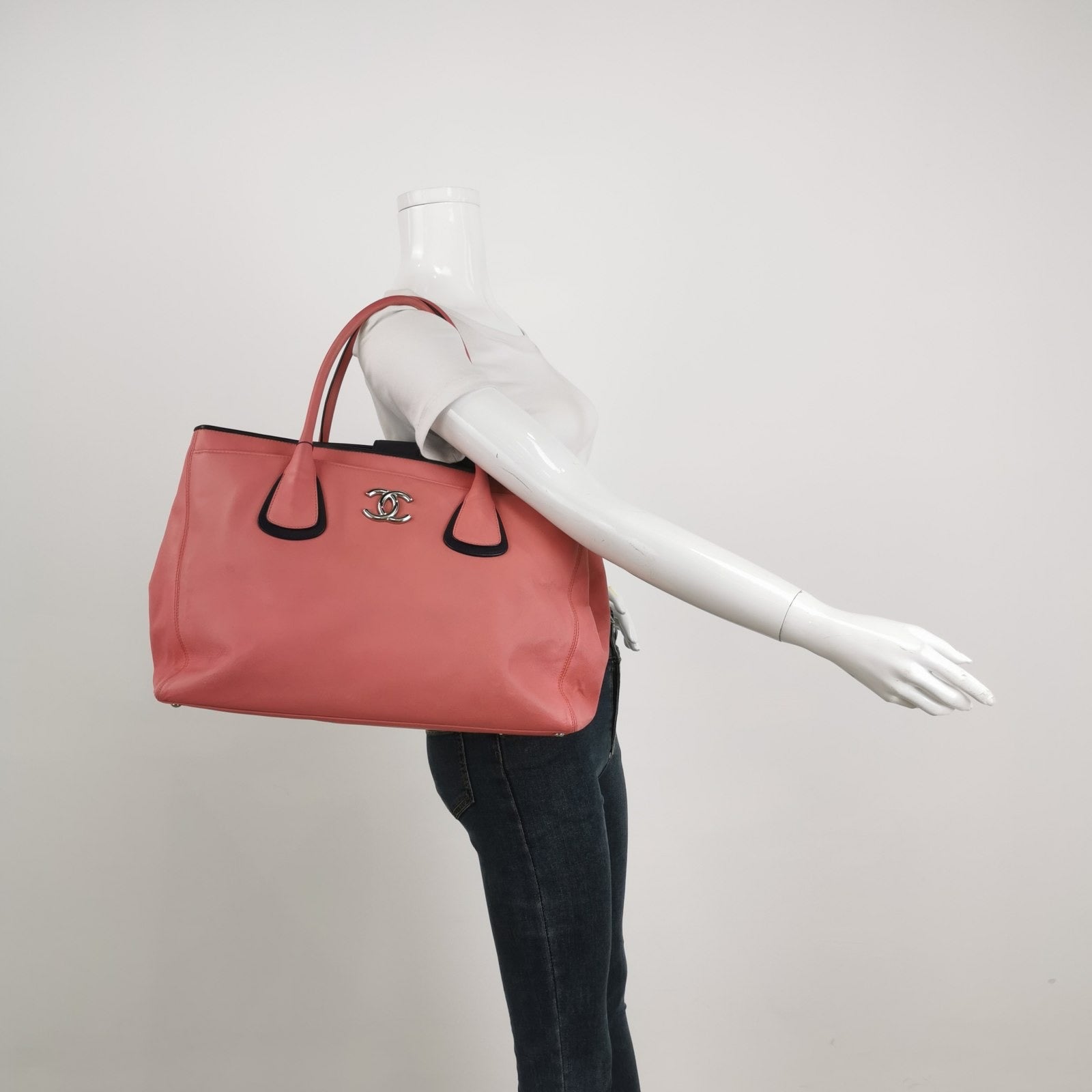 Chanel Cerf Executive 2009 Large Pink and Black Leather Tote Handbag - Image 3