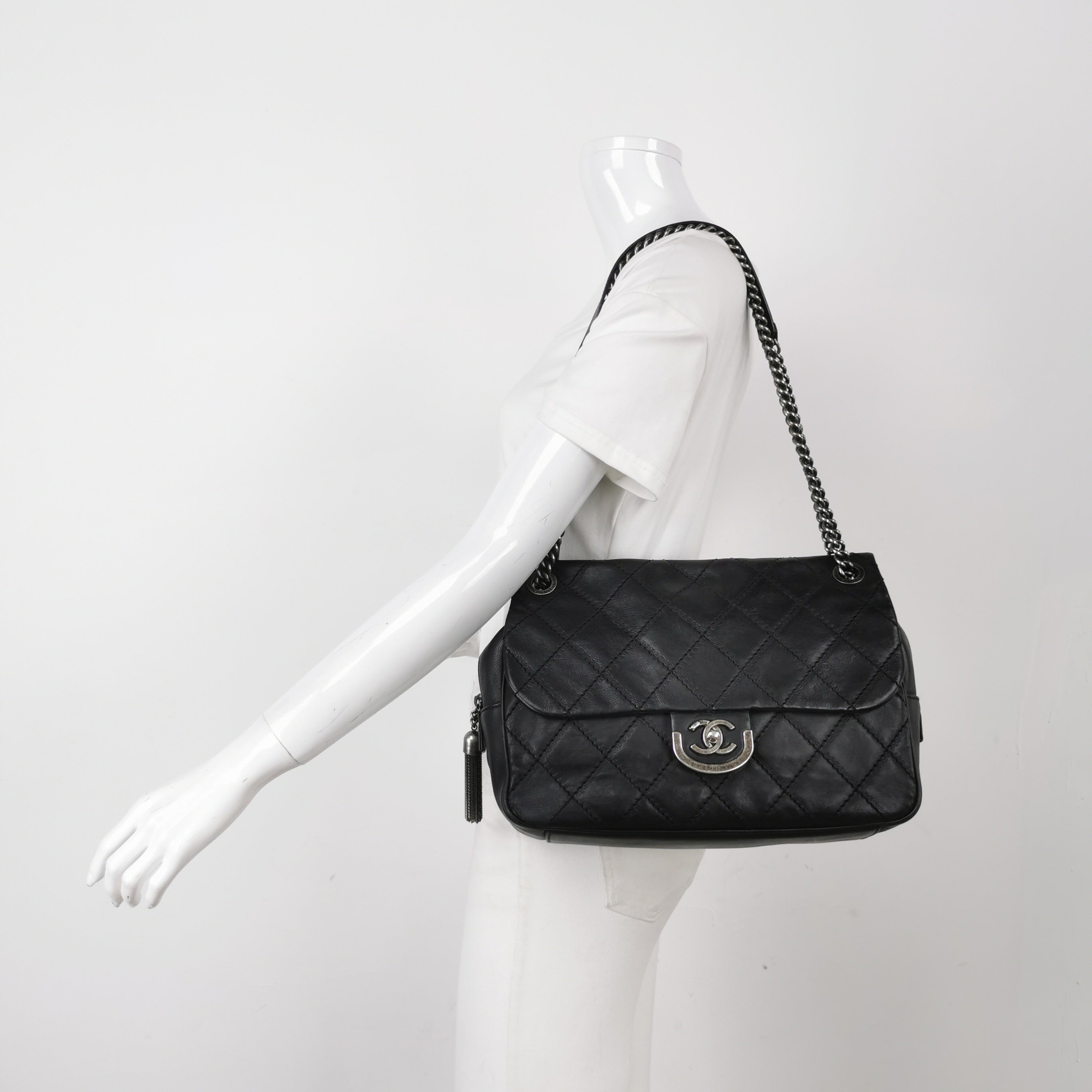 Chanel 2013 Paris-Edinburgh Large Black Flap Calfskin Leather Shoulder Bag - Image 4