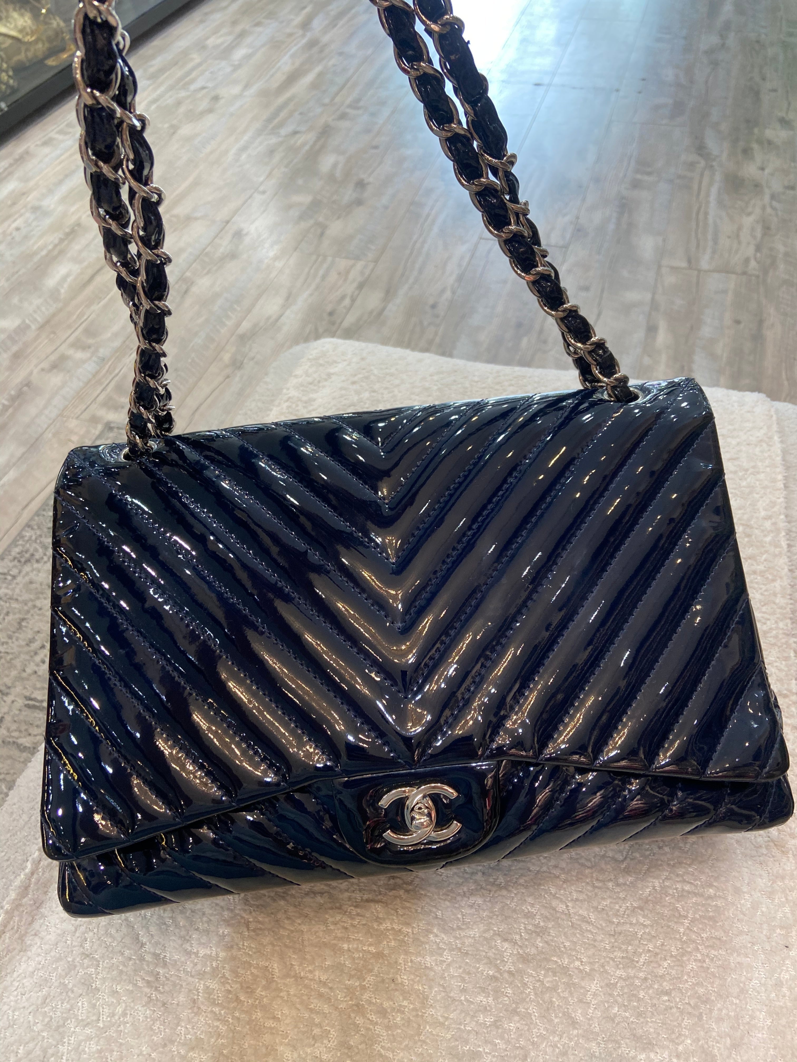 CHANEL PATENT CHEVRON QUILTED MAXI CLASSIC FLAP BAG - Image 4